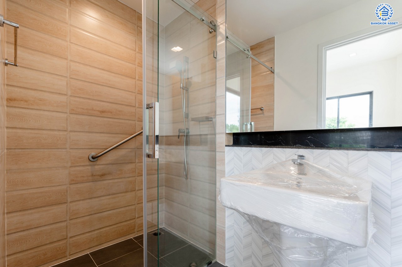 บ้านมือสองตกแต่งใหม่ โครงการ ลัดดารมย์ ติวานนท์ บนสังคมคุณภาพจากแบรนด์ Q.House หลังใหญ่กว่า 65.70 ตร.ว. พื้นที่ใช้สอย 299.89 ตร.ม. โดดเด่นด้วยการดีไซน์และฟังก์ชัน 4 ห้องนอน 5 ห้องน้ำ 1 ห้องแม่บ้าน จอดรถได้ 3 คัน Facility ภายในโครงการครบครัน บนที่สุดแห่งทำเลศักยภาพ หน้าโครงการติดถนนติวานนท์ ใกล้ทางด่วน "ศรีสมาน" เชื่อมต่อทุกการเดินทาง