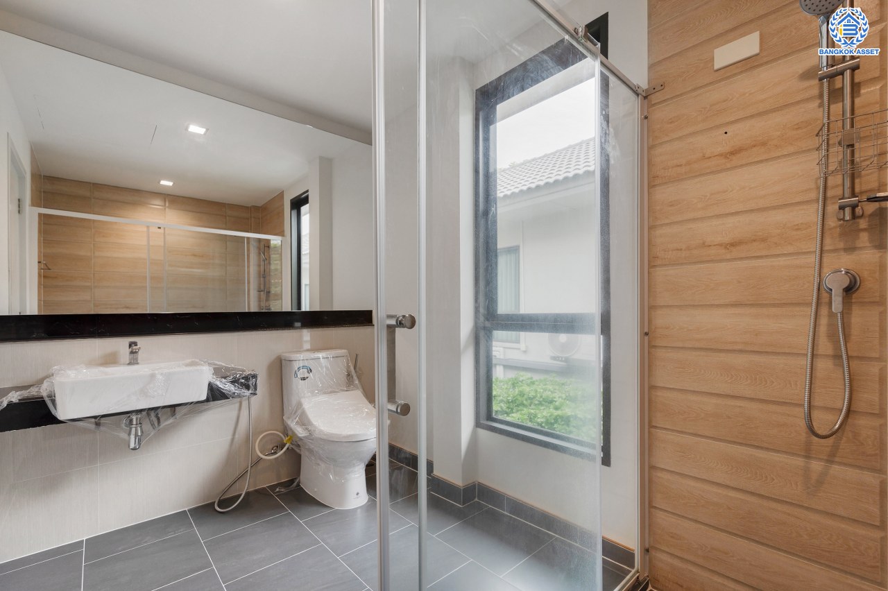 บ้านมือสองตกแต่งใหม่ โครงการ ลัดดารมย์ ติวานนท์ บนสังคมคุณภาพจากแบรนด์ Q.House หลังใหญ่กว่า 65.70 ตร.ว. พื้นที่ใช้สอย 299.89 ตร.ม. โดดเด่นด้วยการดีไซน์และฟังก์ชัน 4 ห้องนอน 5 ห้องน้ำ 1 ห้องแม่บ้าน จอดรถได้ 3 คัน Facility ภายในโครงการครบครัน บนที่สุดแห่งทำเลศักยภาพ หน้าโครงการติดถนนติวานนท์ ใกล้ทางด่วน "ศรีสมาน" เชื่อมต่อทุกการเดินทาง