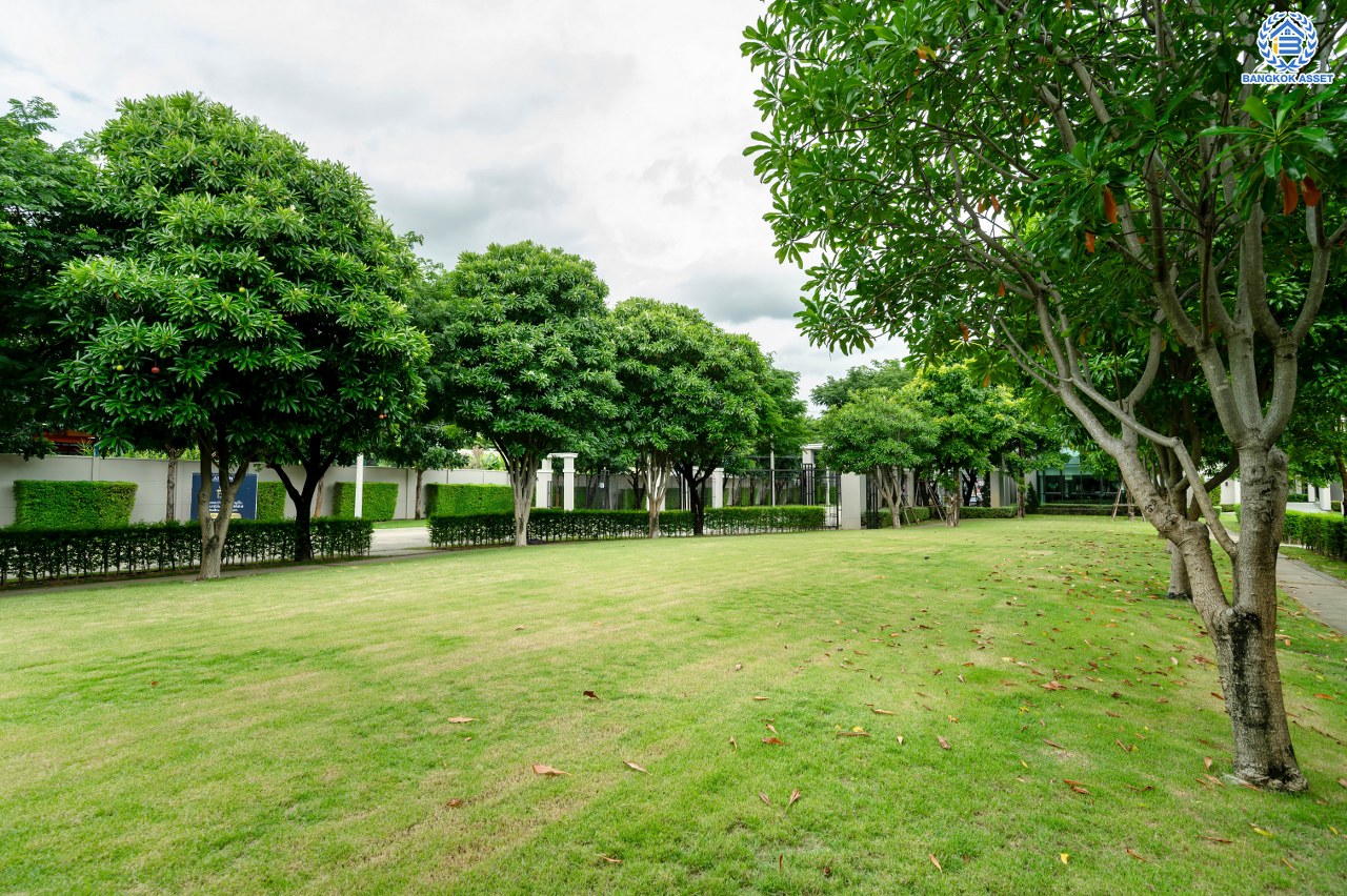 บ้านมือสองตกแต่งใหม่ โครงการ ลัดดารมย์ ติวานนท์ บนสังคมคุณภาพจากแบรนด์ Q.House หลังใหญ่กว่า 65.70 ตร.ว. พื้นที่ใช้สอย 299.89 ตร.ม. โดดเด่นด้วยการดีไซน์และฟังก์ชัน 4 ห้องนอน 5 ห้องน้ำ 1 ห้องแม่บ้าน จอดรถได้ 3 คัน Facility ภายในโครงการครบครัน บนที่สุดแห่งทำเลศักยภาพ หน้าโครงการติดถนนติวานนท์ ใกล้ทางด่วน "ศรีสมาน" เชื่อมต่อทุกการเดินทาง