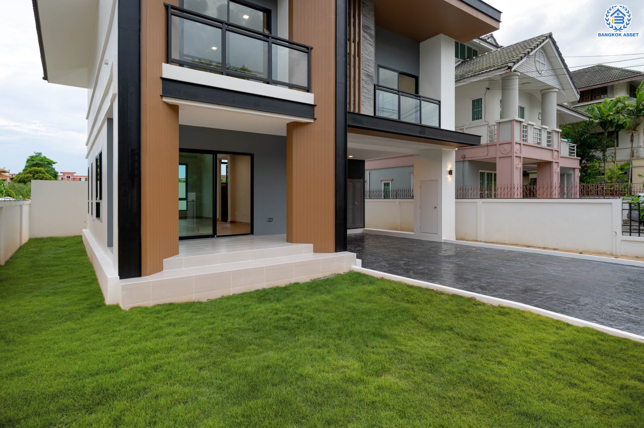 บ้านมือสองตกแต่งใหม่ โครงการ ดิเอมเมอรัลด์การ์เด้น ทวีวัฒนา เนื้อที่ 68.5 ตร.ว. พื้นที่ใช้อสอย  268.96 ตร.ม. ฟังก์ชัน 4 ห้องนอน 3 ห้องน้ำ จอดรถได้ 4 คัน บนทำเลศักยภาพเชื่อมต่อหลายเส้นทาง ทั้ง ถนนทวีวัฒนา, ถนนพุทธมณฑลสาย3, ถนนบรมราชชนนี ใกล้เซ็นทรัล ศาลายา และมหาวิทยาลัยมหิดล