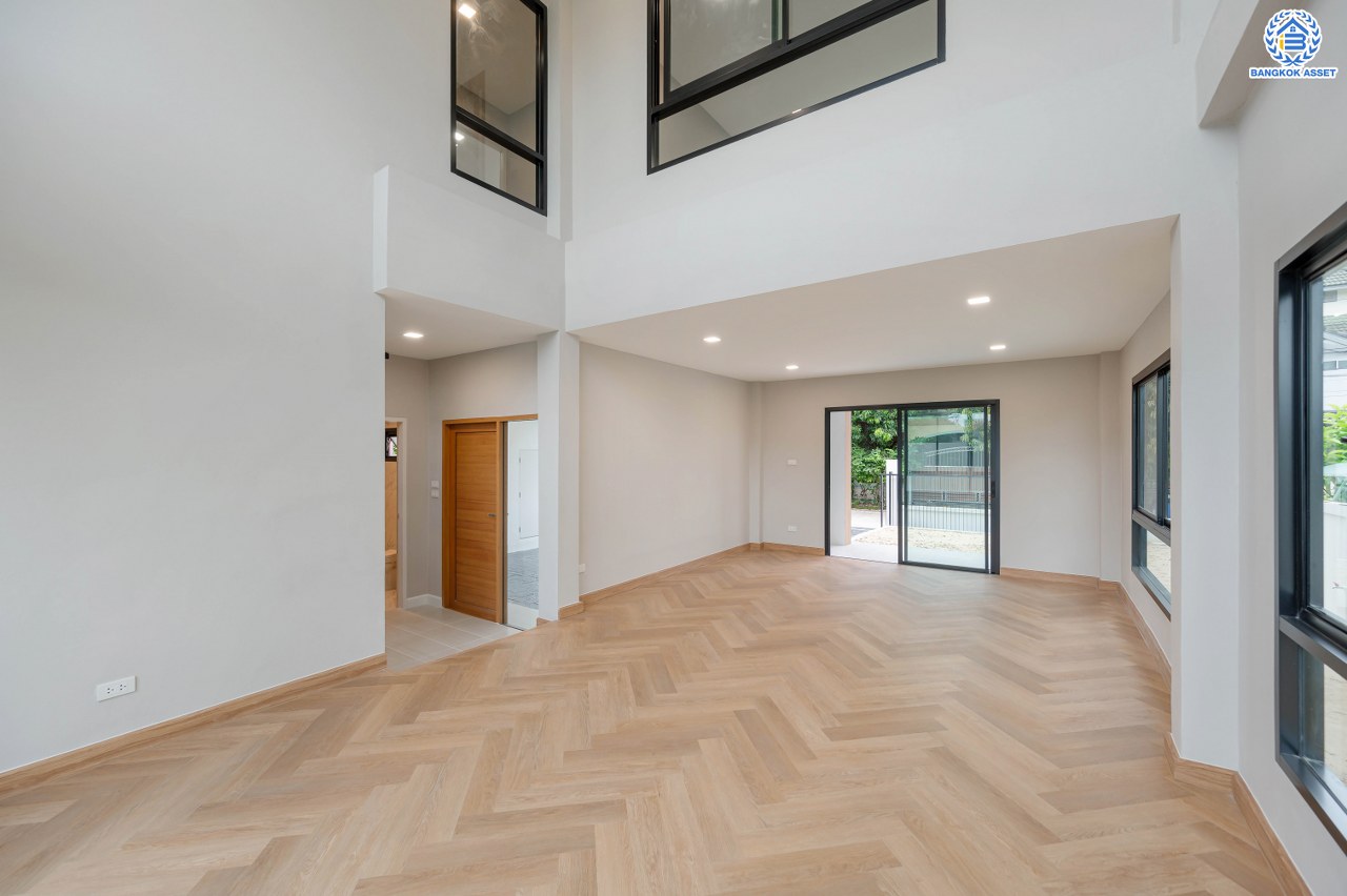 บ้านมือสองตกแต่งใหม่ โครงการ ดิเอมเมอรัลด์การ์เด้น ทวีวัฒนา เนื้อที่ 68.5 ตร.ว. พื้นที่ใช้อสอย  268.96 ตร.ม. ฟังก์ชัน 4 ห้องนอน 3 ห้องน้ำ จอดรถได้ 4 คัน บนทำเลศักยภาพเชื่อมต่อหลายเส้นทาง ทั้ง ถนนทวีวัฒนา, ถนนพุทธมณฑลสาย3, ถนนบรมราชชนนี ใกล้เซ็นทรัล ศาลายา และมหาวิทยาลัยมหิดล