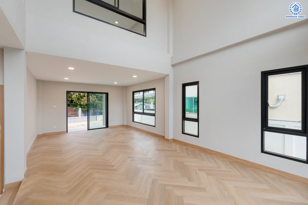 บ้านมือสองตกแต่งใหม่ โครงการ ดิเอมเมอรัลด์การ์เด้น ทวีวัฒนา เนื้อที่ 68.5 ตร.ว. พื้นที่ใช้อสอย  268.96 ตร.ม. ฟังก์ชัน 4 ห้องนอน 3 ห้องน้ำ จอดรถได้ 4 คัน บนทำเลศักยภาพเชื่อมต่อหลายเส้นทาง ทั้ง ถนนทวีวัฒนา, ถนนพุทธมณฑลสาย3, ถนนบรมราชชนนี ใกล้เซ็นทรัล ศาลายา และมหาวิทยาลัยมหิดล