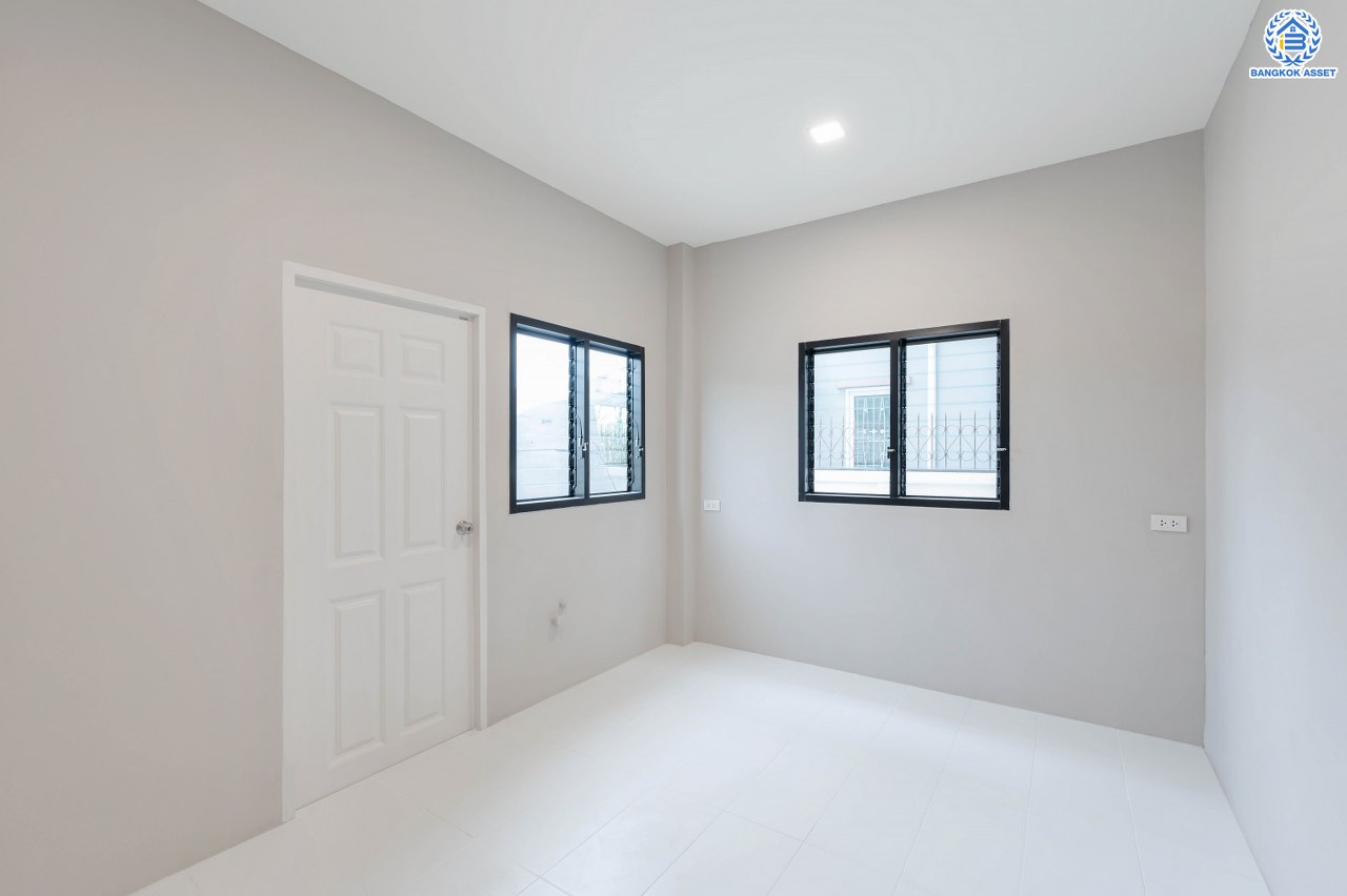 บ้านมือสองตกแต่งใหม่ โครงการ ดิเอมเมอรัลด์การ์เด้น ทวีวัฒนา เนื้อที่ 68.5 ตร.ว. พื้นที่ใช้อสอย  268.96 ตร.ม. ฟังก์ชัน 4 ห้องนอน 3 ห้องน้ำ จอดรถได้ 4 คัน บนทำเลศักยภาพเชื่อมต่อหลายเส้นทาง ทั้ง ถนนทวีวัฒนา, ถนนพุทธมณฑลสาย3, ถนนบรมราชชนนี ใกล้เซ็นทรัล ศาลายา และมหาวิทยาลัยมหิดล