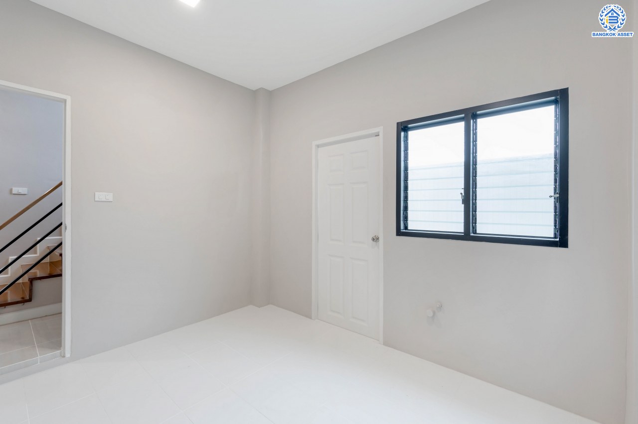 บ้านมือสองตกแต่งใหม่ โครงการ ดิเอมเมอรัลด์การ์เด้น ทวีวัฒนา เนื้อที่ 68.5 ตร.ว. พื้นที่ใช้อสอย  268.96 ตร.ม. ฟังก์ชัน 4 ห้องนอน 3 ห้องน้ำ จอดรถได้ 4 คัน บนทำเลศักยภาพเชื่อมต่อหลายเส้นทาง ทั้ง ถนนทวีวัฒนา, ถนนพุทธมณฑลสาย3, ถนนบรมราชชนนี ใกล้เซ็นทรัล ศาลายา และมหาวิทยาลัยมหิดล