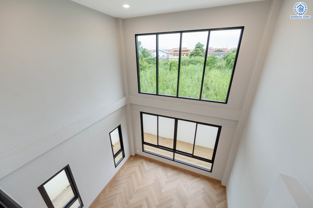 บ้านมือสองตกแต่งใหม่ โครงการ ดิเอมเมอรัลด์การ์เด้น ทวีวัฒนา เนื้อที่ 68.5 ตร.ว. พื้นที่ใช้อสอย  268.96 ตร.ม. ฟังก์ชัน 4 ห้องนอน 3 ห้องน้ำ จอดรถได้ 4 คัน บนทำเลศักยภาพเชื่อมต่อหลายเส้นทาง ทั้ง ถนนทวีวัฒนา, ถนนพุทธมณฑลสาย3, ถนนบรมราชชนนี ใกล้เซ็นทรัล ศาลายา และมหาวิทยาลัยมหิดล