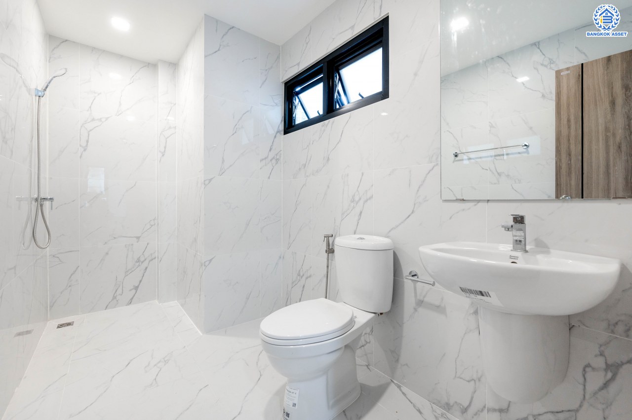 บ้านมือสองตกแต่งใหม่ โครงการ ดิเอมเมอรัลด์การ์เด้น ทวีวัฒนา เนื้อที่ 68.5 ตร.ว. พื้นที่ใช้อสอย  268.96 ตร.ม. ฟังก์ชัน 4 ห้องนอน 3 ห้องน้ำ จอดรถได้ 4 คัน บนทำเลศักยภาพเชื่อมต่อหลายเส้นทาง ทั้ง ถนนทวีวัฒนา, ถนนพุทธมณฑลสาย3, ถนนบรมราชชนนี ใกล้เซ็นทรัล ศาลายา และมหาวิทยาลัยมหิดล