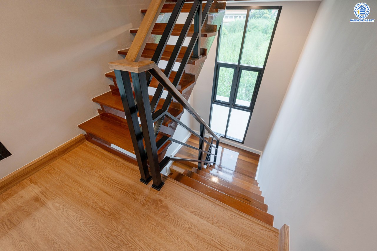 บ้านมือสองตกแต่งใหม่ โครงการ ดิเอมเมอรัลด์การ์เด้น ทวีวัฒนา เนื้อที่ 68.5 ตร.ว. พื้นที่ใช้อสอย  268.96 ตร.ม. ฟังก์ชัน 4 ห้องนอน 3 ห้องน้ำ จอดรถได้ 4 คัน บนทำเลศักยภาพเชื่อมต่อหลายเส้นทาง ทั้ง ถนนทวีวัฒนา, ถนนพุทธมณฑลสาย3, ถนนบรมราชชนนี ใกล้เซ็นทรัล ศาลายา และมหาวิทยาลัยมหิดล