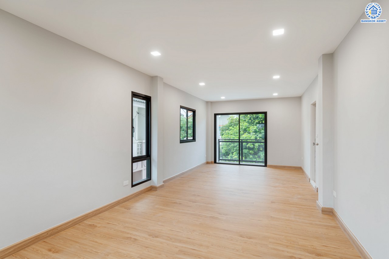 บ้านมือสองตกแต่งใหม่ โครงการ ดิเอมเมอรัลด์การ์เด้น ทวีวัฒนา เนื้อที่ 68.5 ตร.ว. พื้นที่ใช้อสอย  268.96 ตร.ม. ฟังก์ชัน 4 ห้องนอน 3 ห้องน้ำ จอดรถได้ 4 คัน บนทำเลศักยภาพเชื่อมต่อหลายเส้นทาง ทั้ง ถนนทวีวัฒนา, ถนนพุทธมณฑลสาย3, ถนนบรมราชชนนี ใกล้เซ็นทรัล ศาลายา และมหาวิทยาลัยมหิดล