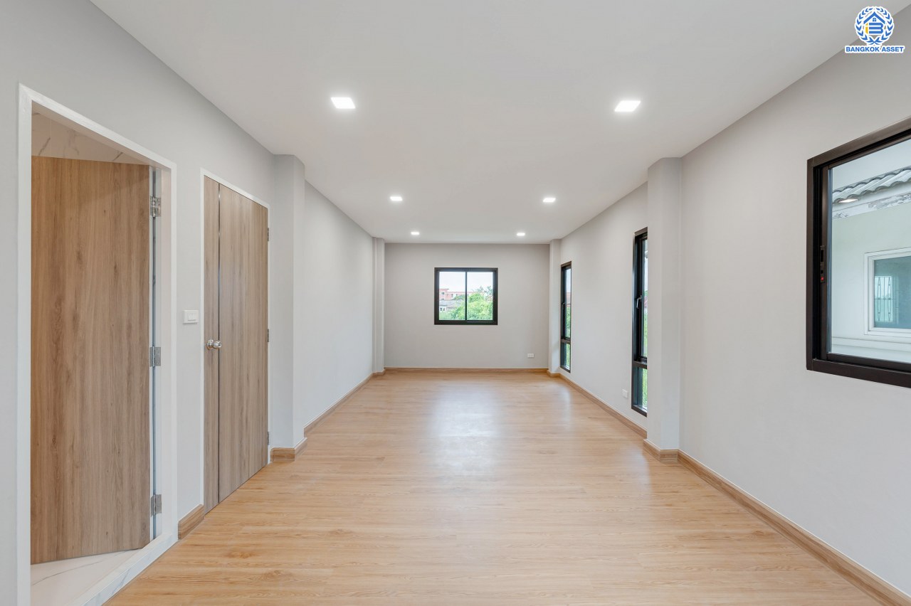 บ้านมือสองตกแต่งใหม่ โครงการ ดิเอมเมอรัลด์การ์เด้น ทวีวัฒนา เนื้อที่ 68.5 ตร.ว. พื้นที่ใช้อสอย  268.96 ตร.ม. ฟังก์ชัน 4 ห้องนอน 3 ห้องน้ำ จอดรถได้ 4 คัน บนทำเลศักยภาพเชื่อมต่อหลายเส้นทาง ทั้ง ถนนทวีวัฒนา, ถนนพุทธมณฑลสาย3, ถนนบรมราชชนนี ใกล้เซ็นทรัล ศาลายา และมหาวิทยาลัยมหิดล