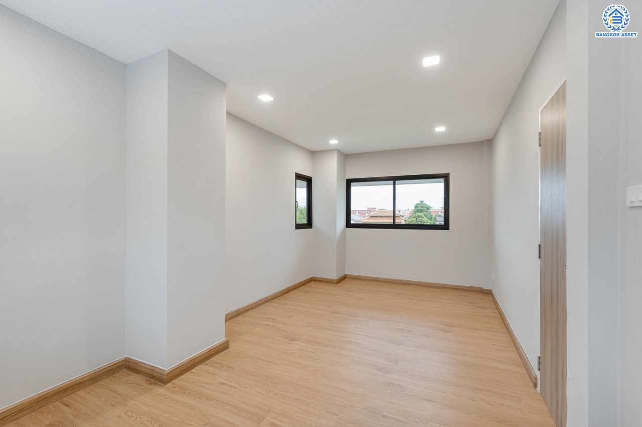 บ้านมือสองตกแต่งใหม่ โครงการ ดิเอมเมอรัลด์การ์เด้น ทวีวัฒนา เนื้อที่ 68.5 ตร.ว. พื้นที่ใช้อสอย  268.96 ตร.ม. ฟังก์ชัน 4 ห้องนอน 3 ห้องน้ำ จอดรถได้ 4 คัน บนทำเลศักยภาพเชื่อมต่อหลายเส้นทาง ทั้ง ถนนทวีวัฒนา, ถนนพุทธมณฑลสาย3, ถนนบรมราชชนนี ใกล้เซ็นทรัล ศาลายา และมหาวิทยาลัยมหิดล