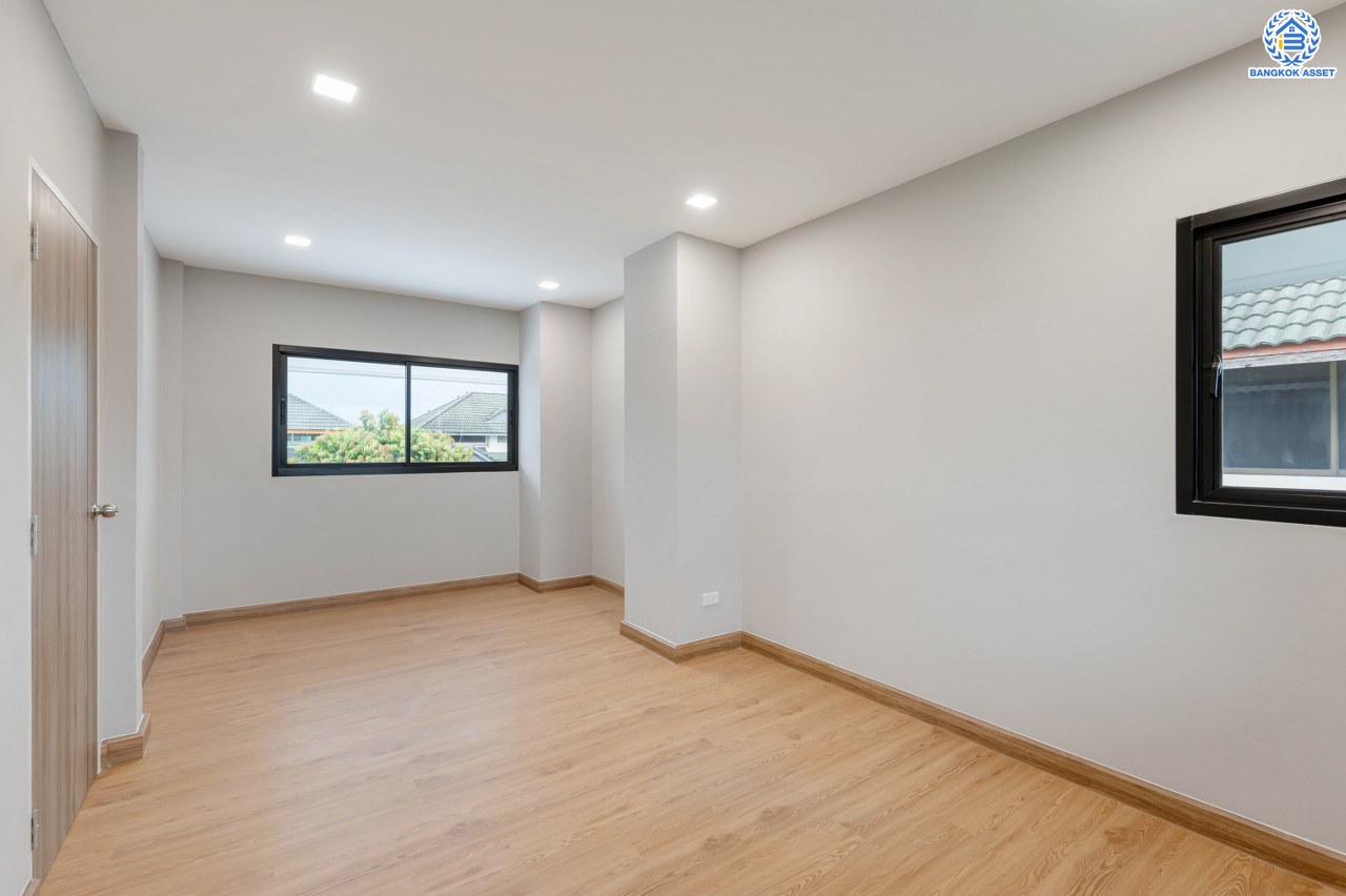 บ้านมือสองตกแต่งใหม่ โครงการ ดิเอมเมอรัลด์การ์เด้น ทวีวัฒนา เนื้อที่ 68.5 ตร.ว. พื้นที่ใช้อสอย  268.96 ตร.ม. ฟังก์ชัน 4 ห้องนอน 3 ห้องน้ำ จอดรถได้ 4 คัน บนทำเลศักยภาพเชื่อมต่อหลายเส้นทาง ทั้ง ถนนทวีวัฒนา, ถนนพุทธมณฑลสาย3, ถนนบรมราชชนนี ใกล้เซ็นทรัล ศาลายา และมหาวิทยาลัยมหิดล