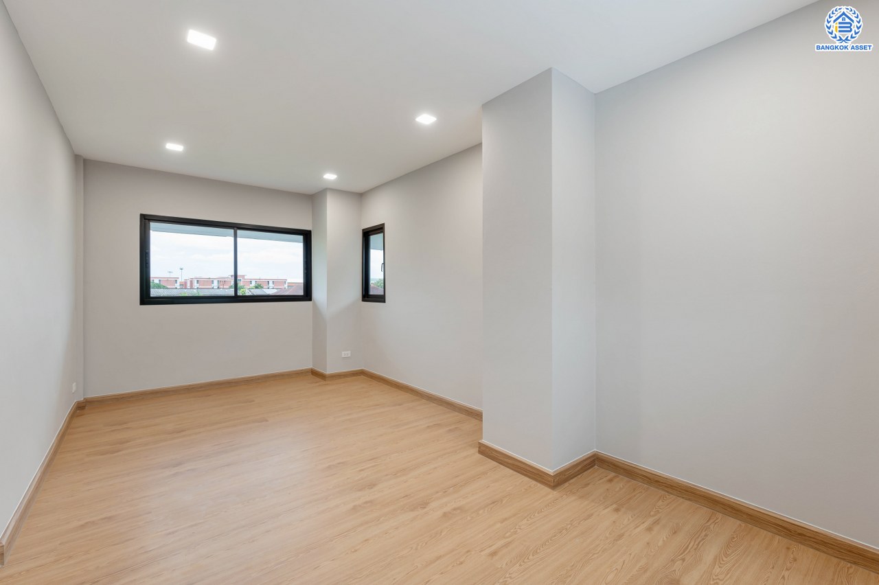 บ้านมือสองตกแต่งใหม่ โครงการ ดิเอมเมอรัลด์การ์เด้น ทวีวัฒนา เนื้อที่ 68.5 ตร.ว. พื้นที่ใช้อสอย  268.96 ตร.ม. ฟังก์ชัน 4 ห้องนอน 3 ห้องน้ำ จอดรถได้ 4 คัน บนทำเลศักยภาพเชื่อมต่อหลายเส้นทาง ทั้ง ถนนทวีวัฒนา, ถนนพุทธมณฑลสาย3, ถนนบรมราชชนนี ใกล้เซ็นทรัล ศาลายา และมหาวิทยาลัยมหิดล