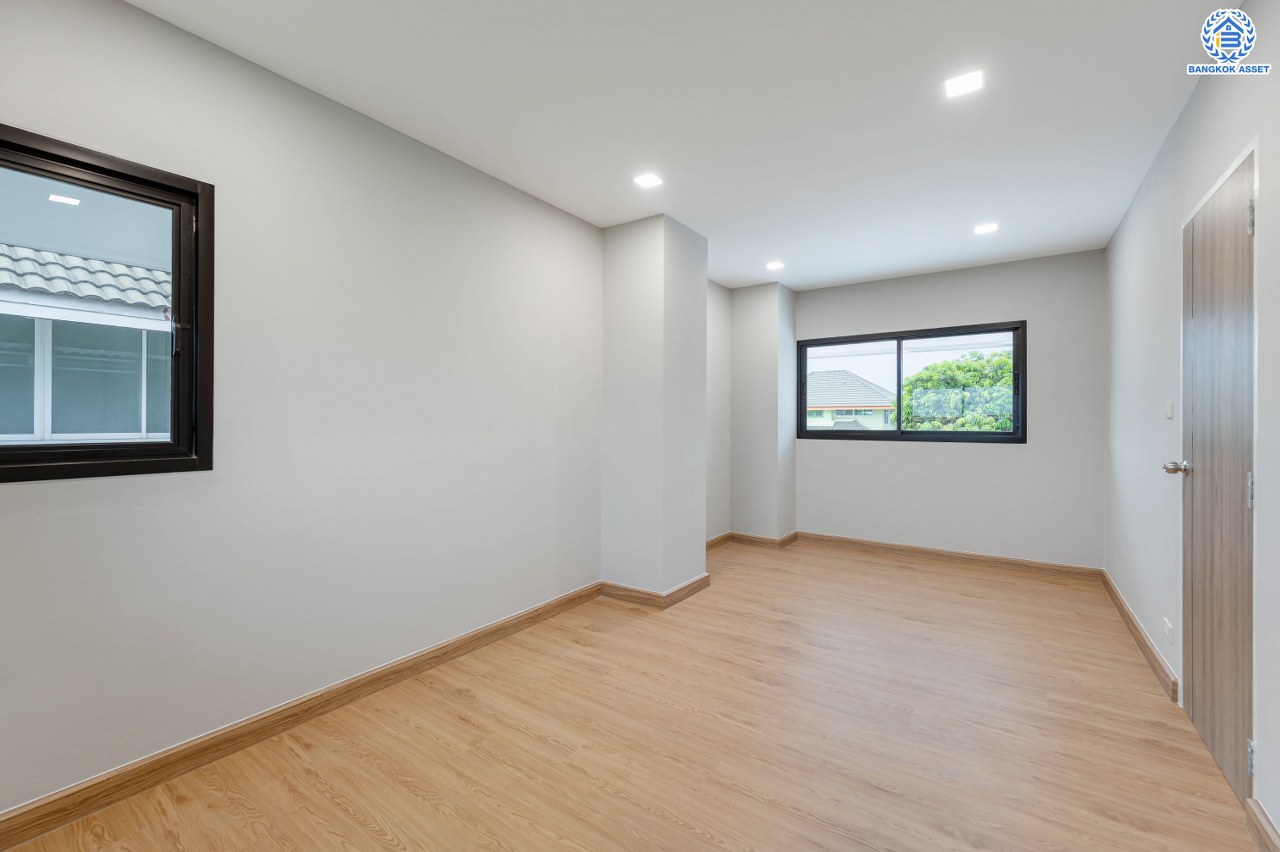 บ้านมือสองตกแต่งใหม่ โครงการ ดิเอมเมอรัลด์การ์เด้น ทวีวัฒนา เนื้อที่ 68.5 ตร.ว. พื้นที่ใช้อสอย  268.96 ตร.ม. ฟังก์ชัน 4 ห้องนอน 3 ห้องน้ำ จอดรถได้ 4 คัน บนทำเลศักยภาพเชื่อมต่อหลายเส้นทาง ทั้ง ถนนทวีวัฒนา, ถนนพุทธมณฑลสาย3, ถนนบรมราชชนนี ใกล้เซ็นทรัล ศาลายา และมหาวิทยาลัยมหิดล