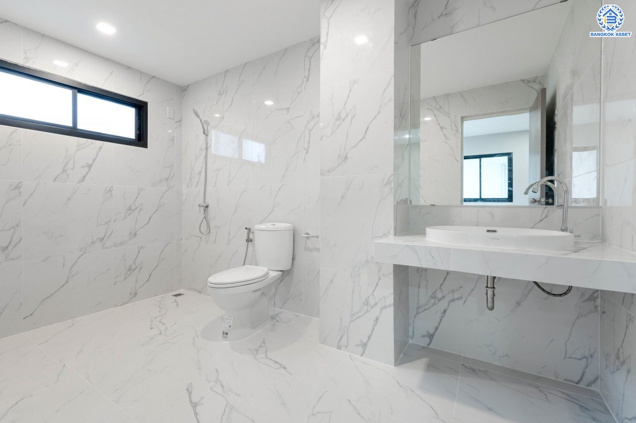 บ้านมือสองตกแต่งใหม่ โครงการ ดิเอมเมอรัลด์การ์เด้น ทวีวัฒนา เนื้อที่ 68.5 ตร.ว. พื้นที่ใช้อสอย  268.96 ตร.ม. ฟังก์ชัน 4 ห้องนอน 3 ห้องน้ำ จอดรถได้ 4 คัน บนทำเลศักยภาพเชื่อมต่อหลายเส้นทาง ทั้ง ถนนทวีวัฒนา, ถนนพุทธมณฑลสาย3, ถนนบรมราชชนนี ใกล้เซ็นทรัล ศาลายา และมหาวิทยาลัยมหิดล