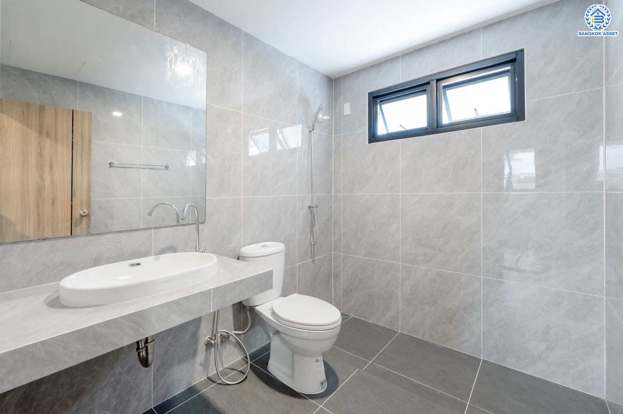 บ้านมือสองตกแต่งใหม่ โครงการ ดิเอมเมอรัลด์การ์เด้น ทวีวัฒนา เนื้อที่ 68.5 ตร.ว. พื้นที่ใช้อสอย  268.96 ตร.ม. ฟังก์ชัน 4 ห้องนอน 3 ห้องน้ำ จอดรถได้ 4 คัน บนทำเลศักยภาพเชื่อมต่อหลายเส้นทาง ทั้ง ถนนทวีวัฒนา, ถนนพุทธมณฑลสาย3, ถนนบรมราชชนนี ใกล้เซ็นทรัล ศาลายา และมหาวิทยาลัยมหิดล