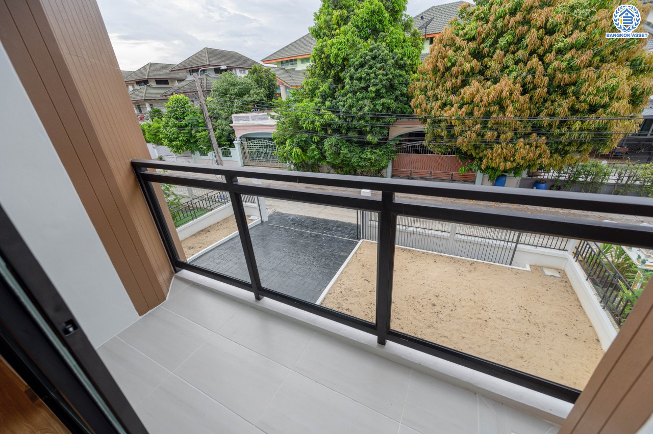 บ้านมือสองตกแต่งใหม่ โครงการ ดิเอมเมอรัลด์การ์เด้น ทวีวัฒนา เนื้อที่ 68.5 ตร.ว. พื้นที่ใช้อสอย  268.96 ตร.ม. ฟังก์ชัน 4 ห้องนอน 3 ห้องน้ำ จอดรถได้ 4 คัน บนทำเลศักยภาพเชื่อมต่อหลายเส้นทาง ทั้ง ถนนทวีวัฒนา, ถนนพุทธมณฑลสาย3, ถนนบรมราชชนนี ใกล้เซ็นทรัล ศาลายา และมหาวิทยาลัยมหิดล