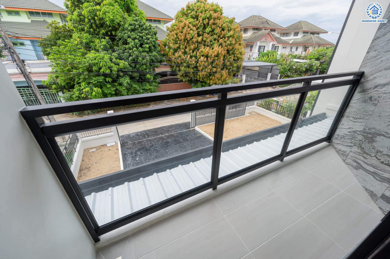 บ้านมือสองตกแต่งใหม่ โครงการ ดิเอมเมอรัลด์การ์เด้น ทวีวัฒนา เนื้อที่ 68.5 ตร.ว. พื้นที่ใช้อสอย  268.96 ตร.ม. ฟังก์ชัน 4 ห้องนอน 3 ห้องน้ำ จอดรถได้ 4 คัน บนทำเลศักยภาพเชื่อมต่อหลายเส้นทาง ทั้ง ถนนทวีวัฒนา, ถนนพุทธมณฑลสาย3, ถนนบรมราชชนนี ใกล้เซ็นทรัล ศาลายา และมหาวิทยาลัยมหิดล