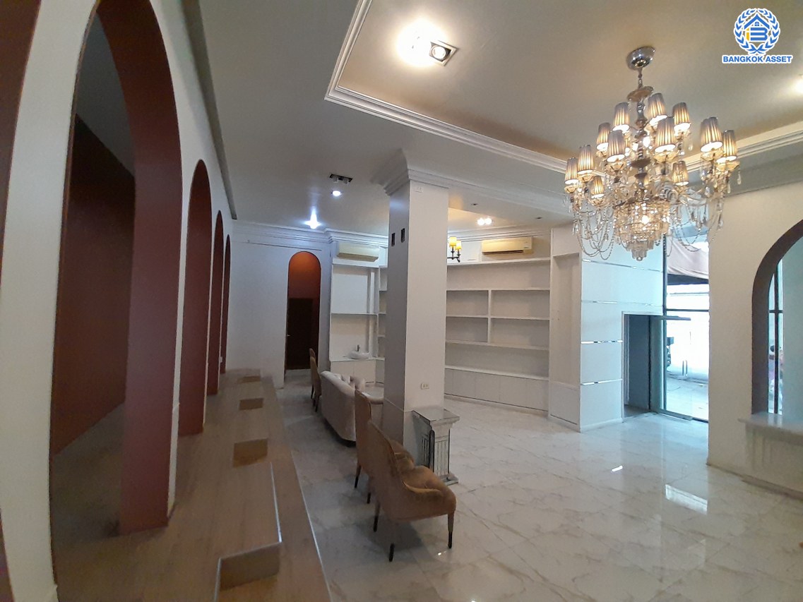 *****อาคารพาณิชย์ 6 ชั้นมือสอง แยกอโศก หลังมุม เนื้อที่เยอะถึง 35.6 ตร.ว. พื้นที่ใช้สอย 500 ตร.ม. ฟังก์ชัน 3 ห้องนอน 6 ห้องน้ำ จอดรถได้ 9 คัน ภายในสภาพดี เหมาะสำหรับเริ่มทำธุรกิจ หรือโฮมออฟฟืศ บนทำเลติดถนนอโศก-ดินแดง เดินทางสะดวก ใกล้จุดขึ้นทางด่วน "ศรีรัช" ห้างสรรพสินค้า "เซ็นทรัลพระราม9" แถมฟรี เครื่องปรับอากาศ 18 เครื่อง พร้อมเฟอร์นิเจอร์