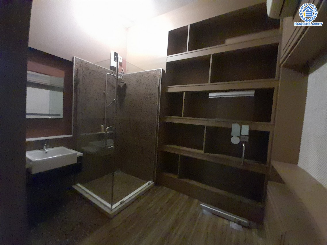 *****อาคารพาณิชย์ 6 ชั้นมือสอง แยกอโศก หลังมุม เนื้อที่เยอะถึง 35.6 ตร.ว. พื้นที่ใช้สอย 500 ตร.ม. ฟังก์ชัน 3 ห้องนอน 6 ห้องน้ำ จอดรถได้ 9 คัน ภายในสภาพดี เหมาะสำหรับเริ่มทำธุรกิจ หรือโฮมออฟฟืศ บนทำเลติดถนนอโศก-ดินแดง เดินทางสะดวก ใกล้จุดขึ้นทางด่วน "ศรีรัช" ห้างสรรพสินค้า "เซ็นทรัลพระราม9" แถมฟรี เครื่องปรับอากาศ 18 เครื่อง พร้อมเฟอร์นิเจอร์