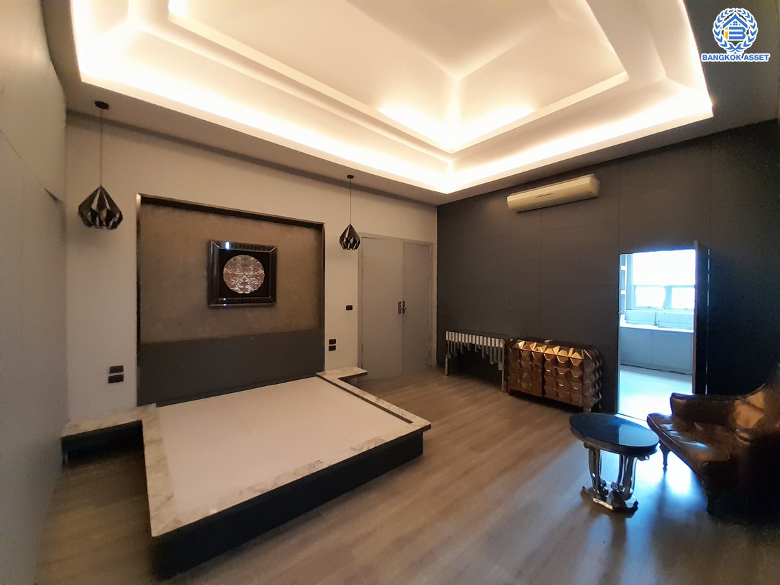 *****อาคารพาณิชย์ 6 ชั้นมือสอง แยกอโศก หลังมุม เนื้อที่เยอะถึง 35.6 ตร.ว. พื้นที่ใช้สอย 500 ตร.ม. ฟังก์ชัน 3 ห้องนอน 6 ห้องน้ำ จอดรถได้ 9 คัน ภายในสภาพดี เหมาะสำหรับเริ่มทำธุรกิจ หรือโฮมออฟฟืศ บนทำเลติดถนนอโศก-ดินแดง เดินทางสะดวก ใกล้จุดขึ้นทางด่วน "ศรีรัช" ห้างสรรพสินค้า "เซ็นทรัลพระราม9" แถมฟรี เครื่องปรับอากาศ 18 เครื่อง พร้อมเฟอร์นิเจอร์