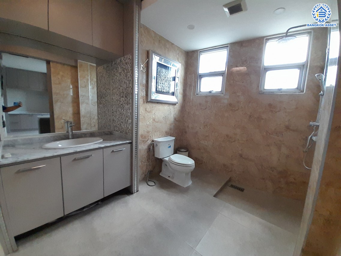 *****อาคารพาณิชย์ 6 ชั้นมือสอง แยกอโศก หลังมุม เนื้อที่เยอะถึง 35.6 ตร.ว. พื้นที่ใช้สอย 500 ตร.ม. ฟังก์ชัน 3 ห้องนอน 6 ห้องน้ำ จอดรถได้ 9 คัน ภายในสภาพดี เหมาะสำหรับเริ่มทำธุรกิจ หรือโฮมออฟฟืศ บนทำเลติดถนนอโศก-ดินแดง เดินทางสะดวก ใกล้จุดขึ้นทางด่วน "ศรีรัช" ห้างสรรพสินค้า "เซ็นทรัลพระราม9" แถมฟรี เครื่องปรับอากาศ 18 เครื่อง พร้อมเฟอร์นิเจอร์