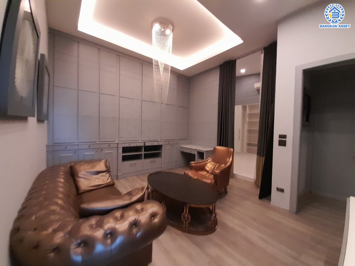 *****อาคารพาณิชย์ 6 ชั้นมือสอง แยกอโศก หลังมุม เนื้อที่เยอะถึง 35.6 ตร.ว. พื้นที่ใช้สอย 500 ตร.ม. ฟังก์ชัน 3 ห้องนอน 6 ห้องน้ำ จอดรถได้ 9 คัน ภายในสภาพดี เหมาะสำหรับเริ่มทำธุรกิจ หรือโฮมออฟฟืศ บนทำเลติดถนนอโศก-ดินแดง เดินทางสะดวก ใกล้จุดขึ้นทางด่วน "ศรีรัช" ห้างสรรพสินค้า "เซ็นทรัลพระราม9" แถมฟรี เครื่องปรับอากาศ 18 เครื่อง พร้อมเฟอร์นิเจอร์