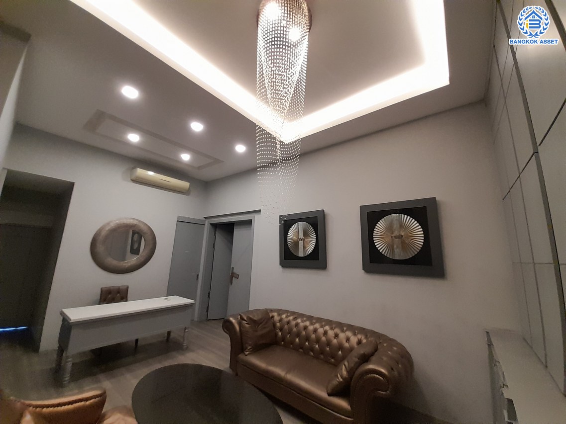 *****อาคารพาณิชย์ 6 ชั้นมือสอง แยกอโศก หลังมุม เนื้อที่เยอะถึง 35.6 ตร.ว. พื้นที่ใช้สอย 500 ตร.ม. ฟังก์ชัน 3 ห้องนอน 6 ห้องน้ำ จอดรถได้ 9 คัน ภายในสภาพดี เหมาะสำหรับเริ่มทำธุรกิจ หรือโฮมออฟฟืศ บนทำเลติดถนนอโศก-ดินแดง เดินทางสะดวก ใกล้จุดขึ้นทางด่วน "ศรีรัช" ห้างสรรพสินค้า "เซ็นทรัลพระราม9" แถมฟรี เครื่องปรับอากาศ 18 เครื่อง พร้อมเฟอร์นิเจอร์