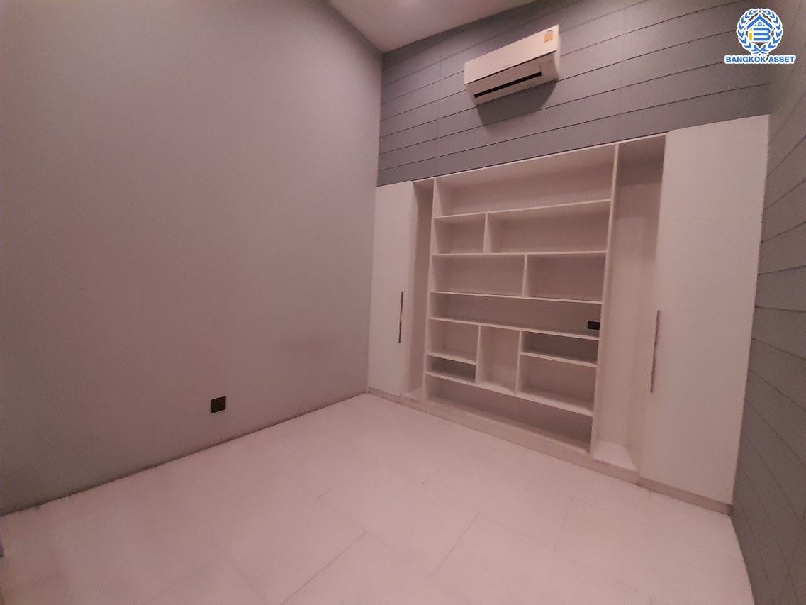 *****อาคารพาณิชย์ 6 ชั้นมือสอง แยกอโศก หลังมุม เนื้อที่เยอะถึง 35.6 ตร.ว. พื้นที่ใช้สอย 500 ตร.ม. ฟังก์ชัน 3 ห้องนอน 6 ห้องน้ำ จอดรถได้ 9 คัน ภายในสภาพดี เหมาะสำหรับเริ่มทำธุรกิจ หรือโฮมออฟฟืศ บนทำเลติดถนนอโศก-ดินแดง เดินทางสะดวก ใกล้จุดขึ้นทางด่วน "ศรีรัช" ห้างสรรพสินค้า "เซ็นทรัลพระราม9" แถมฟรี เครื่องปรับอากาศ 18 เครื่อง พร้อมเฟอร์นิเจอร์