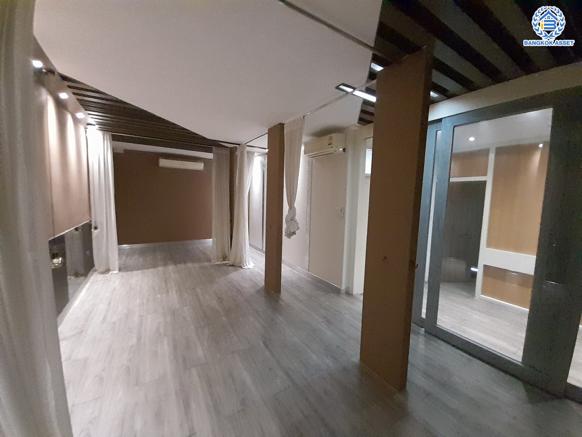 *****อาคารพาณิชย์ 6 ชั้นมือสอง แยกอโศก หลังมุม เนื้อที่เยอะถึง 35.6 ตร.ว. พื้นที่ใช้สอย 500 ตร.ม. ฟังก์ชัน 3 ห้องนอน 6 ห้องน้ำ จอดรถได้ 9 คัน ภายในสภาพดี เหมาะสำหรับเริ่มทำธุรกิจ หรือโฮมออฟฟืศ บนทำเลติดถนนอโศก-ดินแดง เดินทางสะดวก ใกล้จุดขึ้นทางด่วน "ศรีรัช" ห้างสรรพสินค้า "เซ็นทรัลพระราม9" แถมฟรี เครื่องปรับอากาศ 18 เครื่อง พร้อมเฟอร์นิเจอร์