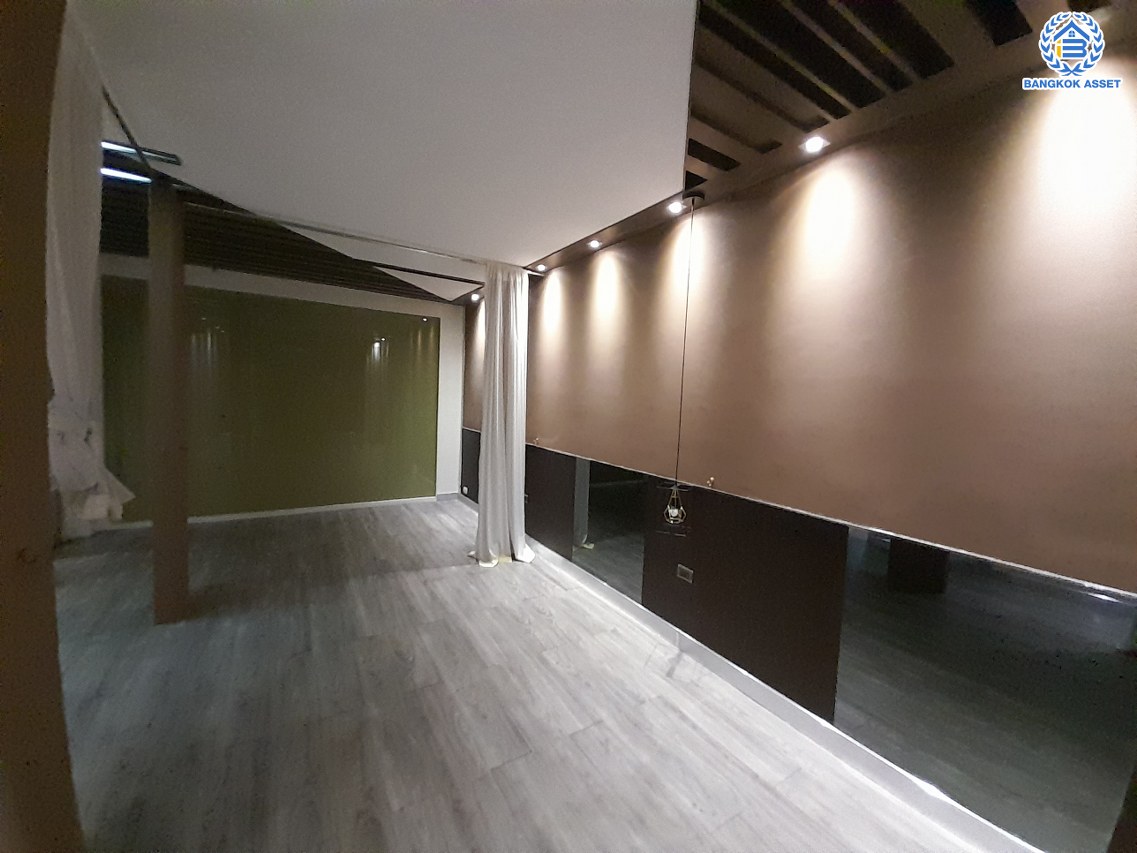 *****อาคารพาณิชย์ 6 ชั้นมือสอง แยกอโศก หลังมุม เนื้อที่เยอะถึง 35.6 ตร.ว. พื้นที่ใช้สอย 500 ตร.ม. ฟังก์ชัน 3 ห้องนอน 6 ห้องน้ำ จอดรถได้ 9 คัน ภายในสภาพดี เหมาะสำหรับเริ่มทำธุรกิจ หรือโฮมออฟฟืศ บนทำเลติดถนนอโศก-ดินแดง เดินทางสะดวก ใกล้จุดขึ้นทางด่วน "ศรีรัช" ห้างสรรพสินค้า "เซ็นทรัลพระราม9" แถมฟรี เครื่องปรับอากาศ 18 เครื่อง พร้อมเฟอร์นิเจอร์