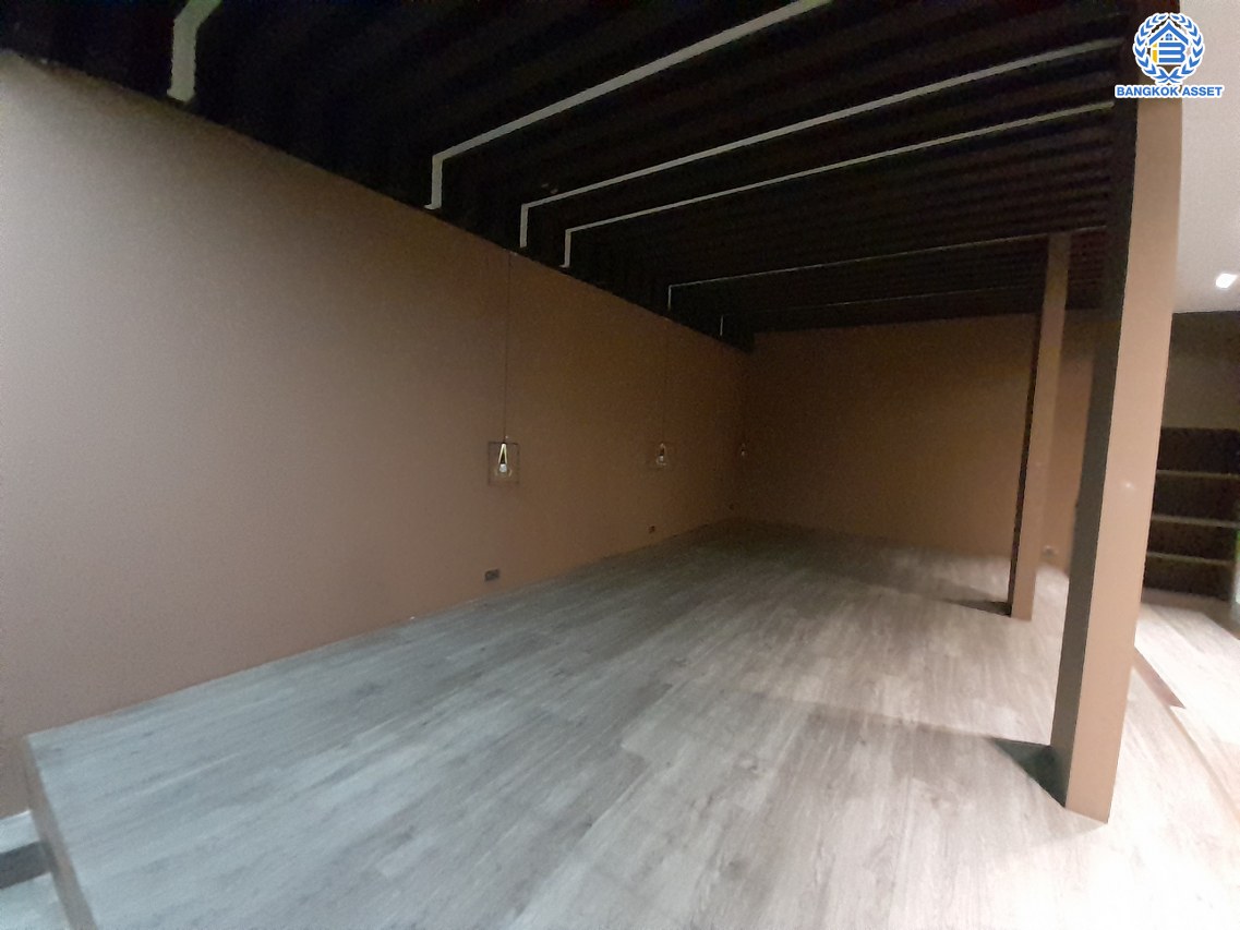 *****อาคารพาณิชย์ 6 ชั้นมือสอง แยกอโศก หลังมุม เนื้อที่เยอะถึง 35.6 ตร.ว. พื้นที่ใช้สอย 500 ตร.ม. ฟังก์ชัน 3 ห้องนอน 6 ห้องน้ำ จอดรถได้ 9 คัน ภายในสภาพดี เหมาะสำหรับเริ่มทำธุรกิจ หรือโฮมออฟฟืศ บนทำเลติดถนนอโศก-ดินแดง เดินทางสะดวก ใกล้จุดขึ้นทางด่วน "ศรีรัช" ห้างสรรพสินค้า "เซ็นทรัลพระราม9" แถมฟรี เครื่องปรับอากาศ 18 เครื่อง พร้อมเฟอร์นิเจอร์