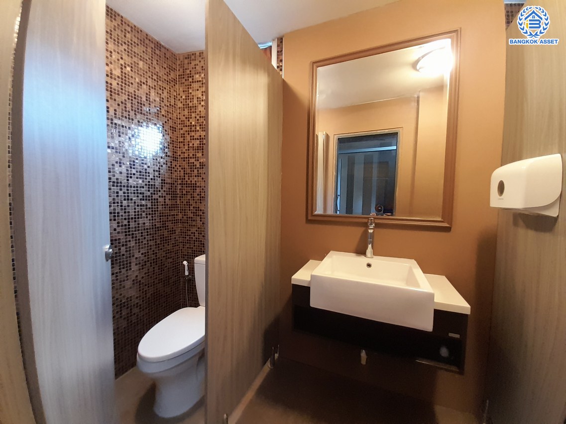 *****อาคารพาณิชย์ 6 ชั้นมือสอง แยกอโศก หลังมุม เนื้อที่เยอะถึง 35.6 ตร.ว. พื้นที่ใช้สอย 500 ตร.ม. ฟังก์ชัน 3 ห้องนอน 6 ห้องน้ำ จอดรถได้ 9 คัน ภายในสภาพดี เหมาะสำหรับเริ่มทำธุรกิจ หรือโฮมออฟฟืศ บนทำเลติดถนนอโศก-ดินแดง เดินทางสะดวก ใกล้จุดขึ้นทางด่วน "ศรีรัช" ห้างสรรพสินค้า "เซ็นทรัลพระราม9" แถมฟรี เครื่องปรับอากาศ 18 เครื่อง พร้อมเฟอร์นิเจอร์