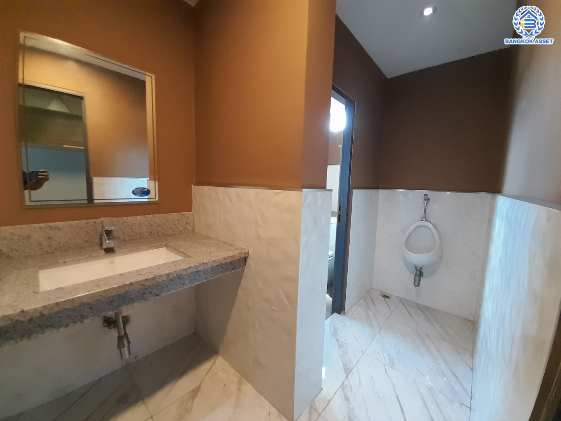 *****อาคารพาณิชย์ 6 ชั้นมือสอง แยกอโศก หลังมุม เนื้อที่เยอะถึง 35.6 ตร.ว. พื้นที่ใช้สอย 500 ตร.ม. ฟังก์ชัน 3 ห้องนอน 6 ห้องน้ำ จอดรถได้ 9 คัน ภายในสภาพดี เหมาะสำหรับเริ่มทำธุรกิจ หรือโฮมออฟฟืศ บนทำเลติดถนนอโศก-ดินแดง เดินทางสะดวก ใกล้จุดขึ้นทางด่วน "ศรีรัช" ห้างสรรพสินค้า "เซ็นทรัลพระราม9" แถมฟรี เครื่องปรับอากาศ 18 เครื่อง พร้อมเฟอร์นิเจอร์