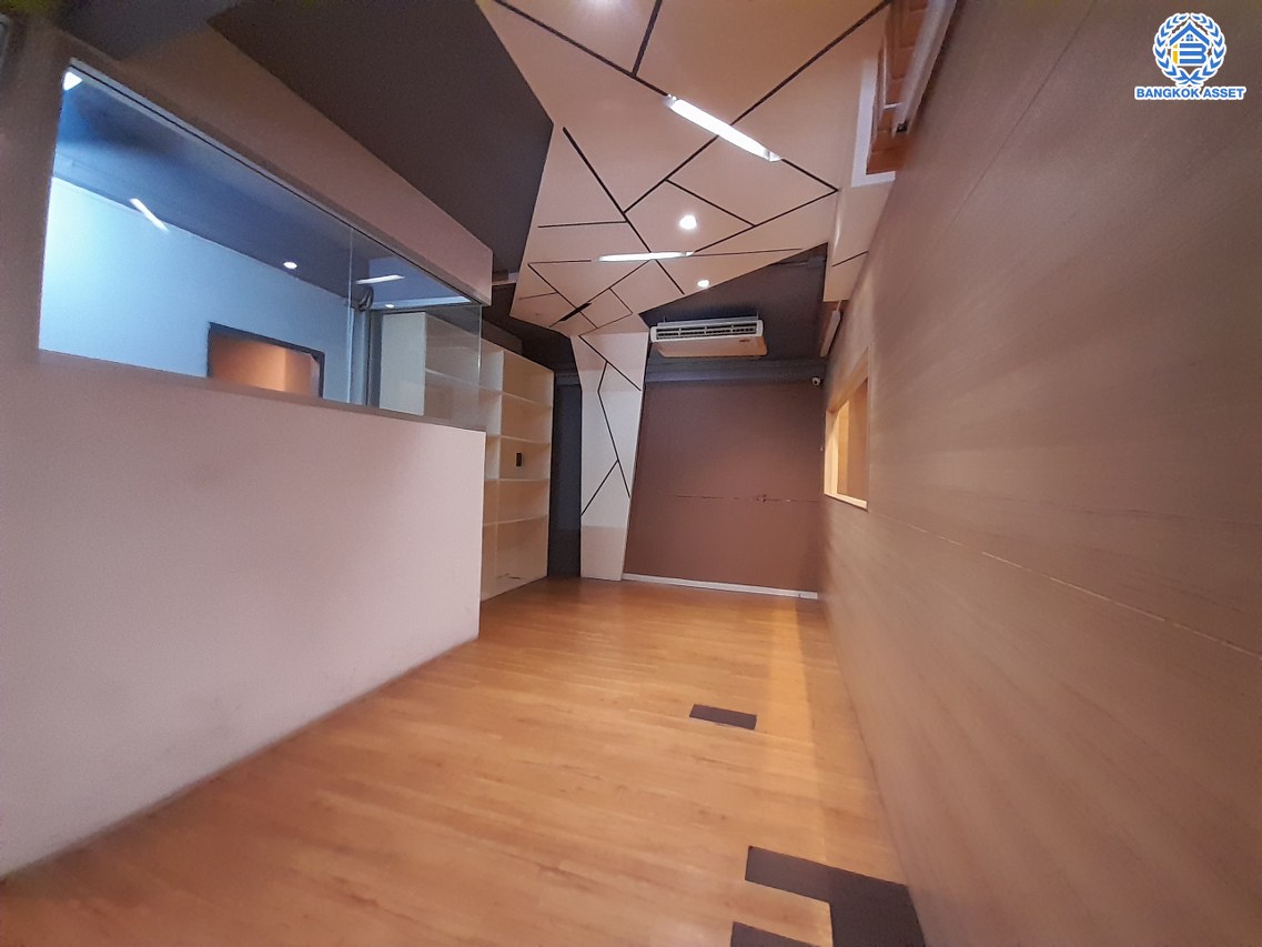 *****อาคารพาณิชย์ 6 ชั้นมือสอง แยกอโศก หลังมุม เนื้อที่เยอะถึง 35.6 ตร.ว. พื้นที่ใช้สอย 500 ตร.ม. ฟังก์ชัน 3 ห้องนอน 6 ห้องน้ำ จอดรถได้ 9 คัน ภายในสภาพดี เหมาะสำหรับเริ่มทำธุรกิจ หรือโฮมออฟฟืศ บนทำเลติดถนนอโศก-ดินแดง เดินทางสะดวก ใกล้จุดขึ้นทางด่วน "ศรีรัช" ห้างสรรพสินค้า "เซ็นทรัลพระราม9" แถมฟรี เครื่องปรับอากาศ 18 เครื่อง พร้อมเฟอร์นิเจอร์