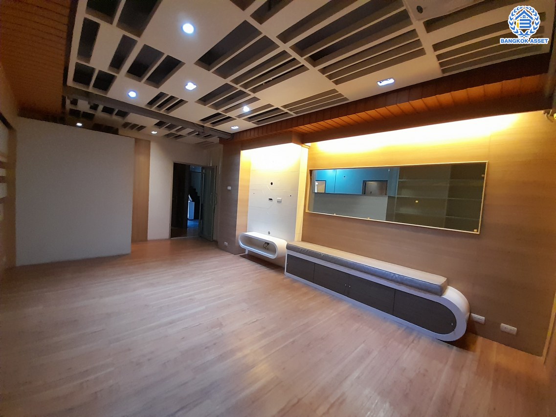 *****อาคารพาณิชย์ 6 ชั้นมือสอง แยกอโศก หลังมุม เนื้อที่เยอะถึง 35.6 ตร.ว. พื้นที่ใช้สอย 500 ตร.ม. ฟังก์ชัน 3 ห้องนอน 6 ห้องน้ำ จอดรถได้ 9 คัน ภายในสภาพดี เหมาะสำหรับเริ่มทำธุรกิจ หรือโฮมออฟฟืศ บนทำเลติดถนนอโศก-ดินแดง เดินทางสะดวก ใกล้จุดขึ้นทางด่วน "ศรีรัช" ห้างสรรพสินค้า "เซ็นทรัลพระราม9" แถมฟรี เครื่องปรับอากาศ 18 เครื่อง พร้อมเฟอร์นิเจอร์