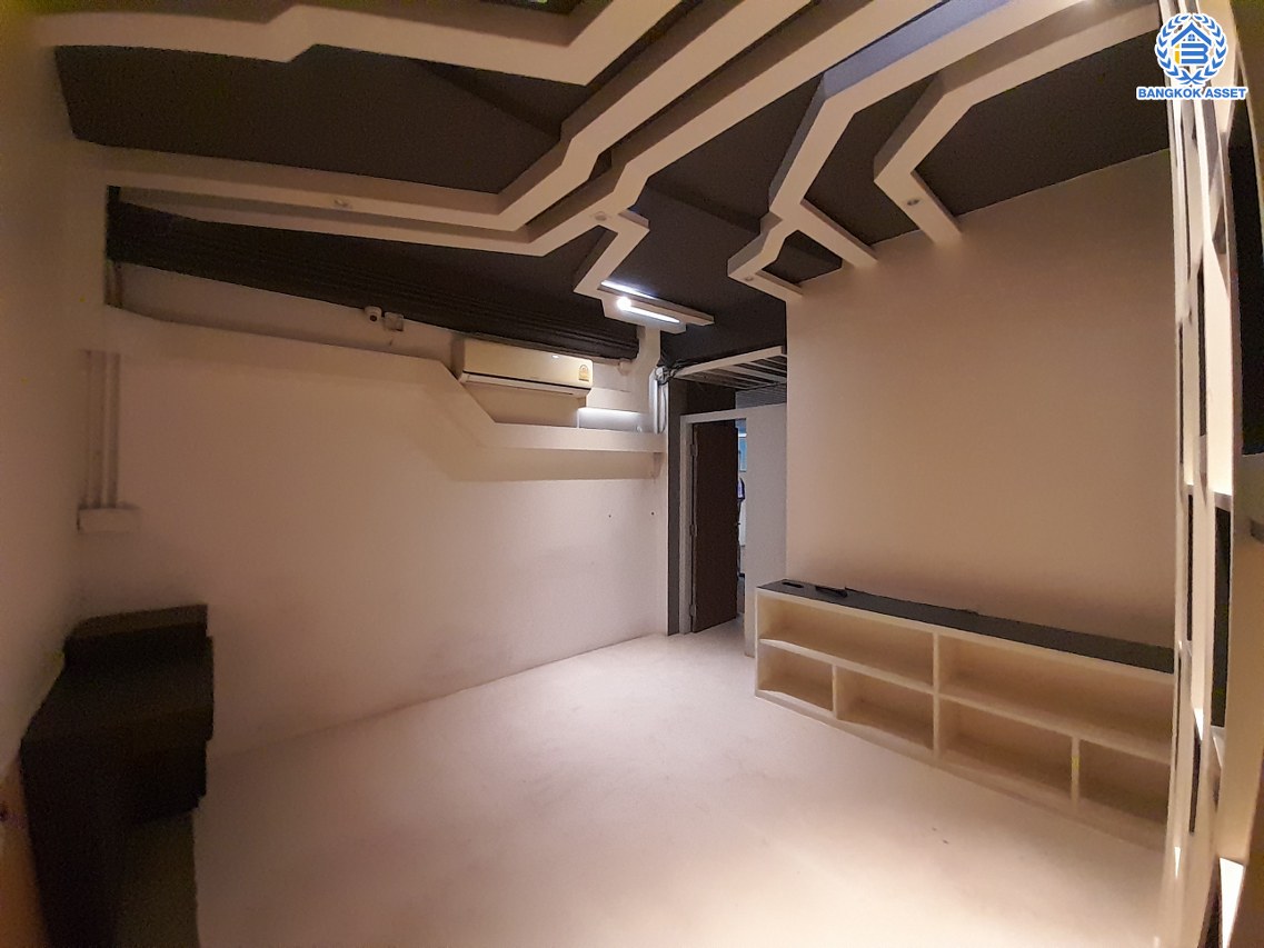 *****อาคารพาณิชย์ 6 ชั้นมือสอง แยกอโศก หลังมุม เนื้อที่เยอะถึง 35.6 ตร.ว. พื้นที่ใช้สอย 500 ตร.ม. ฟังก์ชัน 3 ห้องนอน 6 ห้องน้ำ จอดรถได้ 9 คัน ภายในสภาพดี เหมาะสำหรับเริ่มทำธุรกิจ หรือโฮมออฟฟืศ บนทำเลติดถนนอโศก-ดินแดง เดินทางสะดวก ใกล้จุดขึ้นทางด่วน "ศรีรัช" ห้างสรรพสินค้า "เซ็นทรัลพระราม9" แถมฟรี เครื่องปรับอากาศ 18 เครื่อง พร้อมเฟอร์นิเจอร์