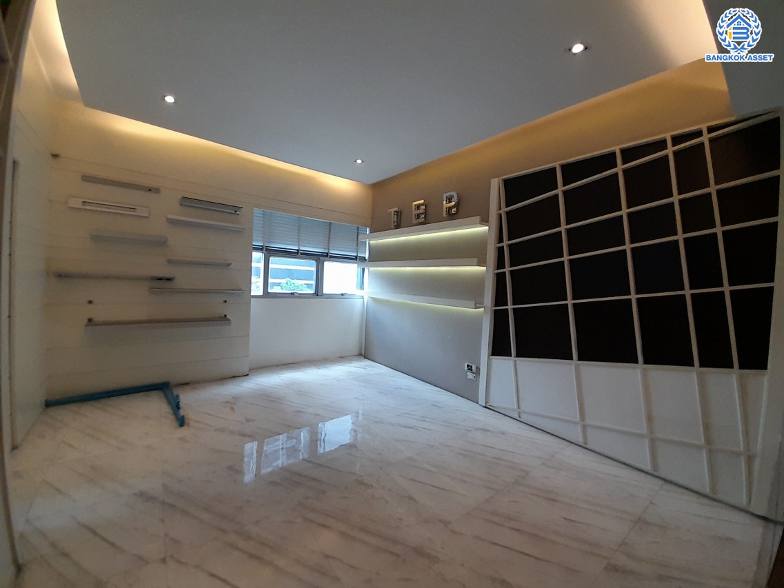 *****อาคารพาณิชย์ 6 ชั้นมือสอง แยกอโศก หลังมุม เนื้อที่เยอะถึง 35.6 ตร.ว. พื้นที่ใช้สอย 500 ตร.ม. ฟังก์ชัน 3 ห้องนอน 6 ห้องน้ำ จอดรถได้ 9 คัน ภายในสภาพดี เหมาะสำหรับเริ่มทำธุรกิจ หรือโฮมออฟฟืศ บนทำเลติดถนนอโศก-ดินแดง เดินทางสะดวก ใกล้จุดขึ้นทางด่วน "ศรีรัช" ห้างสรรพสินค้า "เซ็นทรัลพระราม9" แถมฟรี เครื่องปรับอากาศ 18 เครื่อง พร้อมเฟอร์นิเจอร์