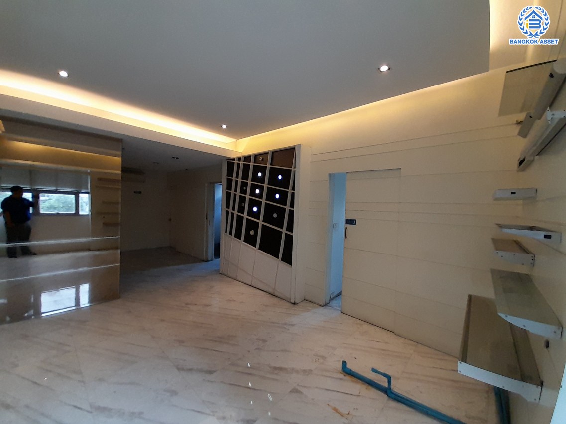 *****อาคารพาณิชย์ 6 ชั้นมือสอง แยกอโศก หลังมุม เนื้อที่เยอะถึง 35.6 ตร.ว. พื้นที่ใช้สอย 500 ตร.ม. ฟังก์ชัน 3 ห้องนอน 6 ห้องน้ำ จอดรถได้ 9 คัน ภายในสภาพดี เหมาะสำหรับเริ่มทำธุรกิจ หรือโฮมออฟฟืศ บนทำเลติดถนนอโศก-ดินแดง เดินทางสะดวก ใกล้จุดขึ้นทางด่วน "ศรีรัช" ห้างสรรพสินค้า "เซ็นทรัลพระราม9" แถมฟรี เครื่องปรับอากาศ 18 เครื่อง พร้อมเฟอร์นิเจอร์