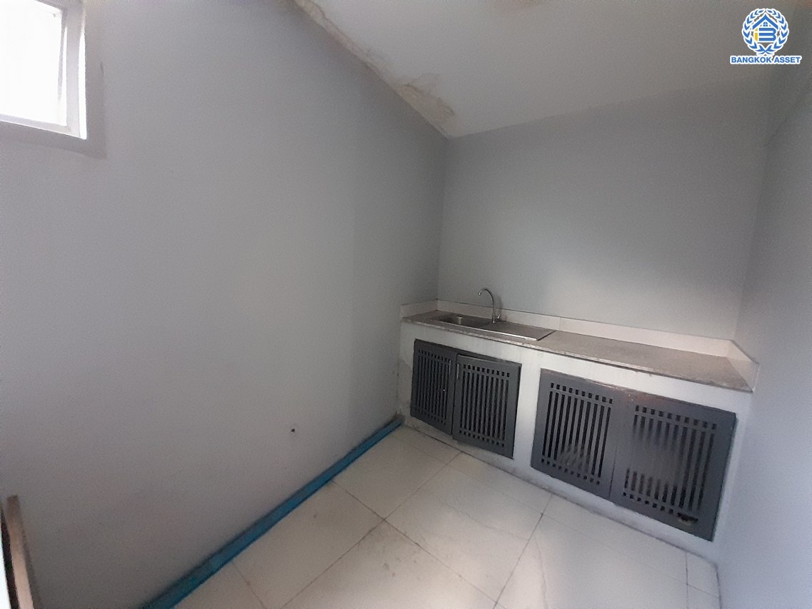 *****อาคารพาณิชย์ 6 ชั้นมือสอง แยกอโศก หลังมุม เนื้อที่เยอะถึง 35.6 ตร.ว. พื้นที่ใช้สอย 500 ตร.ม. ฟังก์ชัน 3 ห้องนอน 6 ห้องน้ำ จอดรถได้ 9 คัน ภายในสภาพดี เหมาะสำหรับเริ่มทำธุรกิจ หรือโฮมออฟฟืศ บนทำเลติดถนนอโศก-ดินแดง เดินทางสะดวก ใกล้จุดขึ้นทางด่วน "ศรีรัช" ห้างสรรพสินค้า "เซ็นทรัลพระราม9" แถมฟรี เครื่องปรับอากาศ 18 เครื่อง พร้อมเฟอร์นิเจอร์