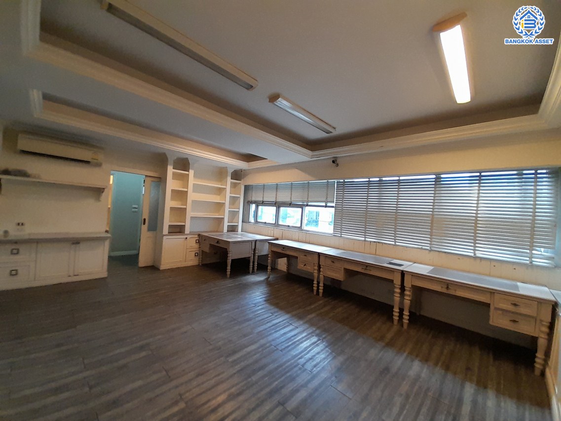 *****อาคารพาณิชย์ 6 ชั้นมือสอง แยกอโศก หลังมุม เนื้อที่เยอะถึง 35.6 ตร.ว. พื้นที่ใช้สอย 500 ตร.ม. ฟังก์ชัน 3 ห้องนอน 6 ห้องน้ำ จอดรถได้ 9 คัน ภายในสภาพดี เหมาะสำหรับเริ่มทำธุรกิจ หรือโฮมออฟฟืศ บนทำเลติดถนนอโศก-ดินแดง เดินทางสะดวก ใกล้จุดขึ้นทางด่วน "ศรีรัช" ห้างสรรพสินค้า "เซ็นทรัลพระราม9" แถมฟรี เครื่องปรับอากาศ 18 เครื่อง พร้อมเฟอร์นิเจอร์