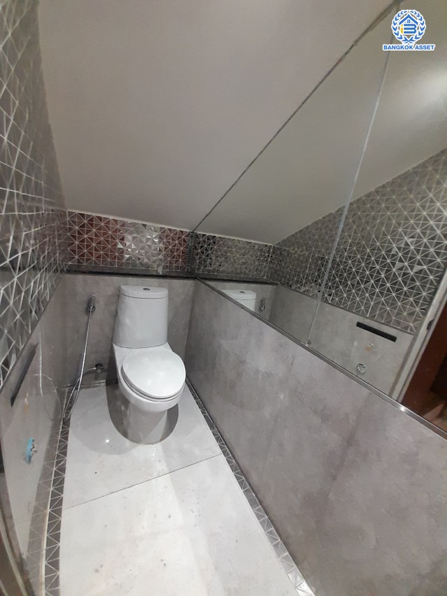 *****อาคารพาณิชย์ 6 ชั้นมือสอง แยกอโศก หลังมุม เนื้อที่เยอะถึง 35.6 ตร.ว. พื้นที่ใช้สอย 500 ตร.ม. ฟังก์ชัน 3 ห้องนอน 6 ห้องน้ำ จอดรถได้ 9 คัน ภายในสภาพดี เหมาะสำหรับเริ่มทำธุรกิจ หรือโฮมออฟฟืศ บนทำเลติดถนนอโศก-ดินแดง เดินทางสะดวก ใกล้จุดขึ้นทางด่วน "ศรีรัช" ห้างสรรพสินค้า "เซ็นทรัลพระราม9" แถมฟรี เครื่องปรับอากาศ 18 เครื่อง พร้อมเฟอร์นิเจอร์