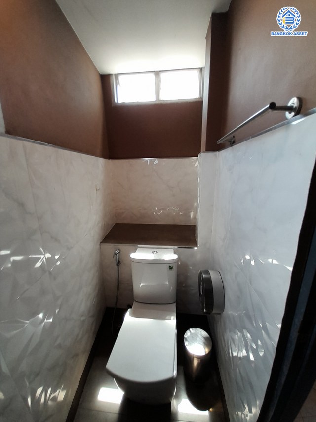 *****อาคารพาณิชย์ 6 ชั้นมือสอง แยกอโศก หลังมุม เนื้อที่เยอะถึง 35.6 ตร.ว. พื้นที่ใช้สอย 500 ตร.ม. ฟังก์ชัน 3 ห้องนอน 6 ห้องน้ำ จอดรถได้ 9 คัน ภายในสภาพดี เหมาะสำหรับเริ่มทำธุรกิจ หรือโฮมออฟฟืศ บนทำเลติดถนนอโศก-ดินแดง เดินทางสะดวก ใกล้จุดขึ้นทางด่วน "ศรีรัช" ห้างสรรพสินค้า "เซ็นทรัลพระราม9" แถมฟรี เครื่องปรับอากาศ 18 เครื่อง พร้อมเฟอร์นิเจอร์