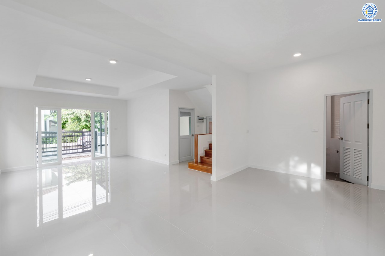 บ้านมือสองตกแต่งใหม่ โครงการ เพอร์เฟคเพลส รัตนาธิเบศร์ บ้านเดี่ยว จากแบรนด์ Property Perfect เนื้อที่ 50 ตร.ว. ฟังก์ชัน 3 ห้องนอน 2 ห้องน้ำ 1 ห้องอเนกประสงค์ จอดรถได้ 2 คัน บนที่สุดแห่งทำเลโซนเมือง เชื่อมต่อถนนรัตนาธิเบศร์ ใกล้เซ็นทรัลรัตนาธิเบศร์ จุดขึ้นทางด่วน "งามวงศ์วาน" และรถไฟฟ้า"สถานีไทรม้า"