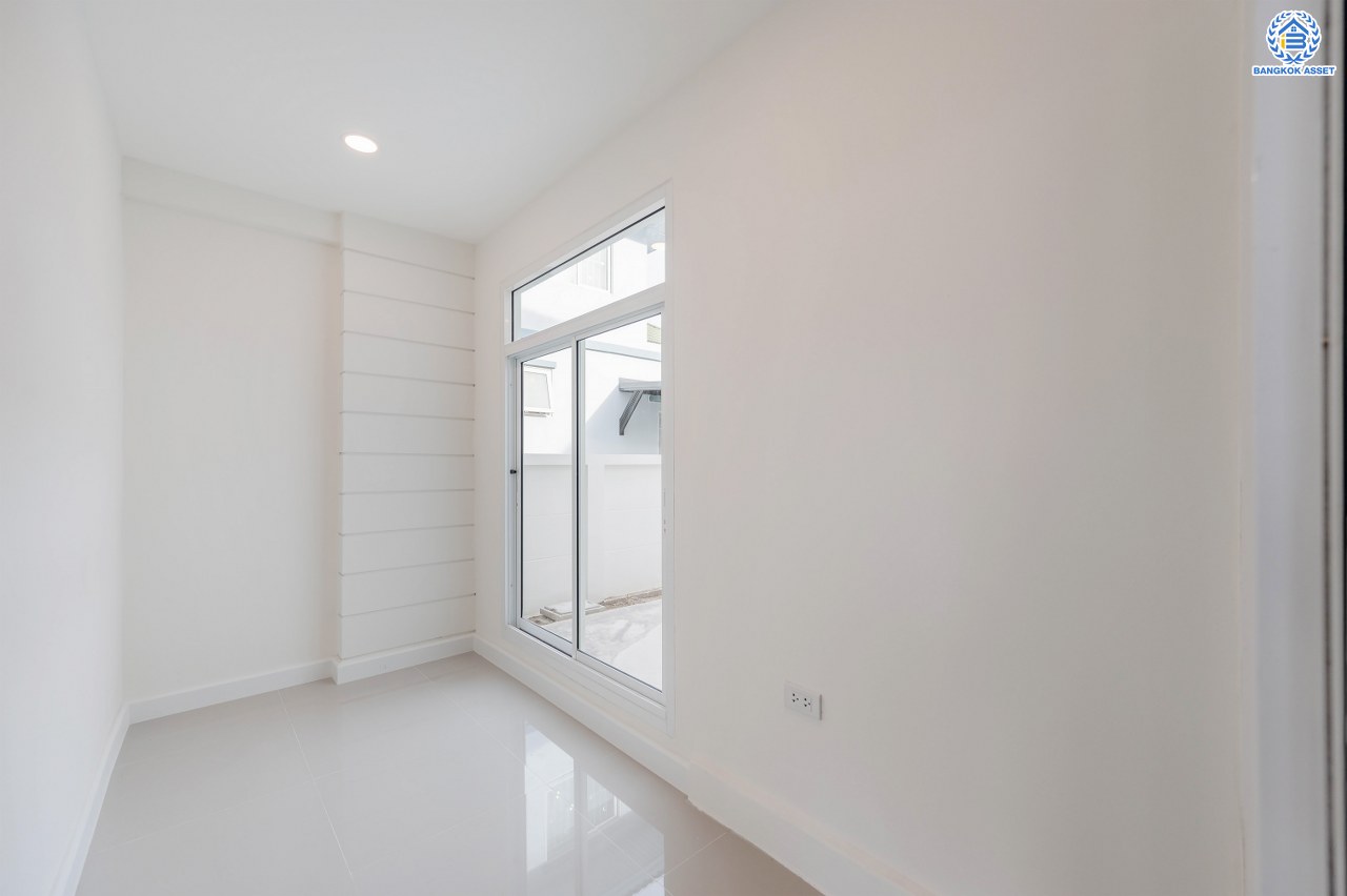 บ้านมือสองตกแต่งใหม่ โครงการ เพอร์เฟคเพลส รัตนาธิเบศร์ บ้านเดี่ยว จากแบรนด์ Property Perfect เนื้อที่ 50 ตร.ว. ฟังก์ชัน 3 ห้องนอน 2 ห้องน้ำ 1 ห้องอเนกประสงค์ จอดรถได้ 2 คัน บนที่สุดแห่งทำเลโซนเมือง เชื่อมต่อถนนรัตนาธิเบศร์ ใกล้เซ็นทรัลรัตนาธิเบศร์ จุดขึ้นทางด่วน "งามวงศ์วาน" และรถไฟฟ้า"สถานีไทรม้า"