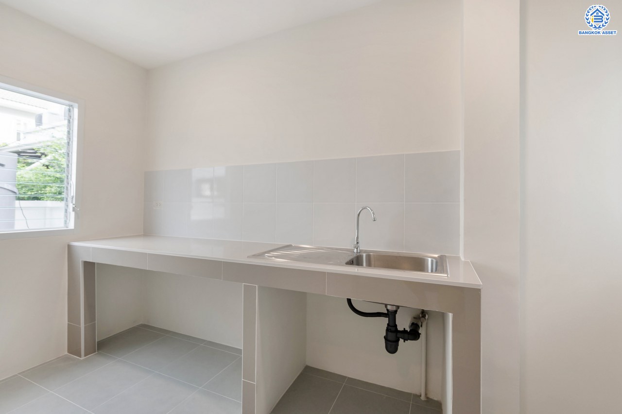 บ้านมือสองตกแต่งใหม่ โครงการ เพอร์เฟคเพลส รัตนาธิเบศร์ บ้านเดี่ยว จากแบรนด์ Property Perfect เนื้อที่ 50 ตร.ว. ฟังก์ชัน 3 ห้องนอน 2 ห้องน้ำ 1 ห้องอเนกประสงค์ จอดรถได้ 2 คัน บนที่สุดแห่งทำเลโซนเมือง เชื่อมต่อถนนรัตนาธิเบศร์ ใกล้เซ็นทรัลรัตนาธิเบศร์ จุดขึ้นทางด่วน "งามวงศ์วาน" และรถไฟฟ้า"สถานีไทรม้า"