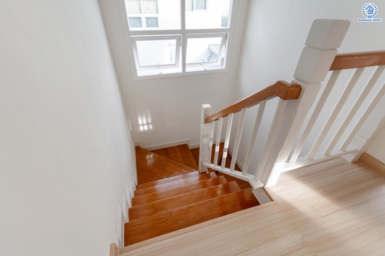 บ้านมือสองตกแต่งใหม่ โครงการ เพอร์เฟคเพลส รัตนาธิเบศร์ บ้านเดี่ยว จากแบรนด์ Property Perfect เนื้อที่ 50 ตร.ว. ฟังก์ชัน 3 ห้องนอน 2 ห้องน้ำ 1 ห้องอเนกประสงค์ จอดรถได้ 2 คัน บนที่สุดแห่งทำเลโซนเมือง เชื่อมต่อถนนรัตนาธิเบศร์ ใกล้เซ็นทรัลรัตนาธิเบศร์ จุดขึ้นทางด่วน "งามวงศ์วาน" และรถไฟฟ้า"สถานีไทรม้า"