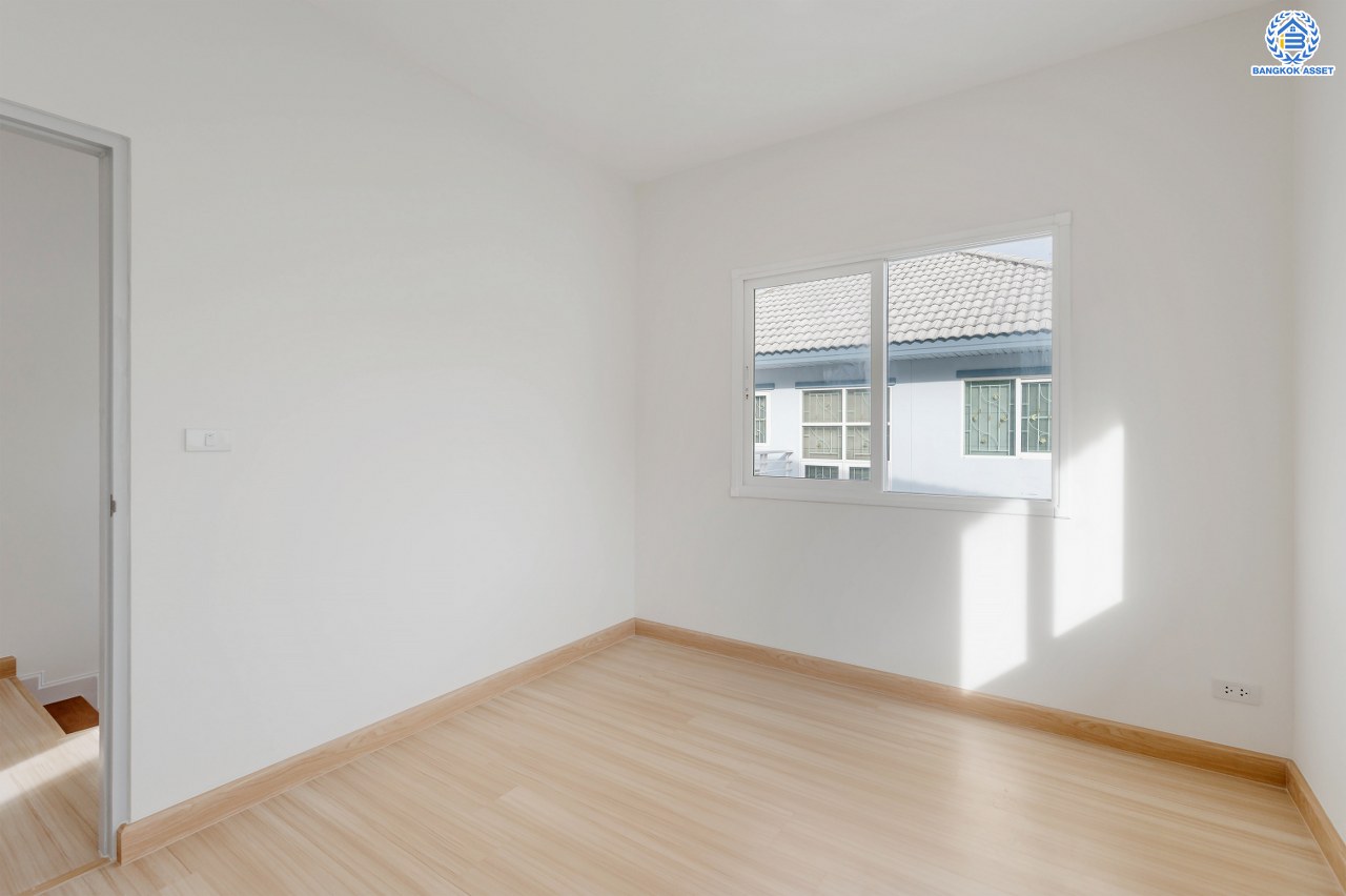 บ้านมือสองตกแต่งใหม่ โครงการ เพอร์เฟคเพลส รัตนาธิเบศร์ บ้านเดี่ยว จากแบรนด์ Property Perfect เนื้อที่ 50 ตร.ว. ฟังก์ชัน 3 ห้องนอน 2 ห้องน้ำ 1 ห้องอเนกประสงค์ จอดรถได้ 2 คัน บนที่สุดแห่งทำเลโซนเมือง เชื่อมต่อถนนรัตนาธิเบศร์ ใกล้เซ็นทรัลรัตนาธิเบศร์ จุดขึ้นทางด่วน "งามวงศ์วาน" และรถไฟฟ้า"สถานีไทรม้า"