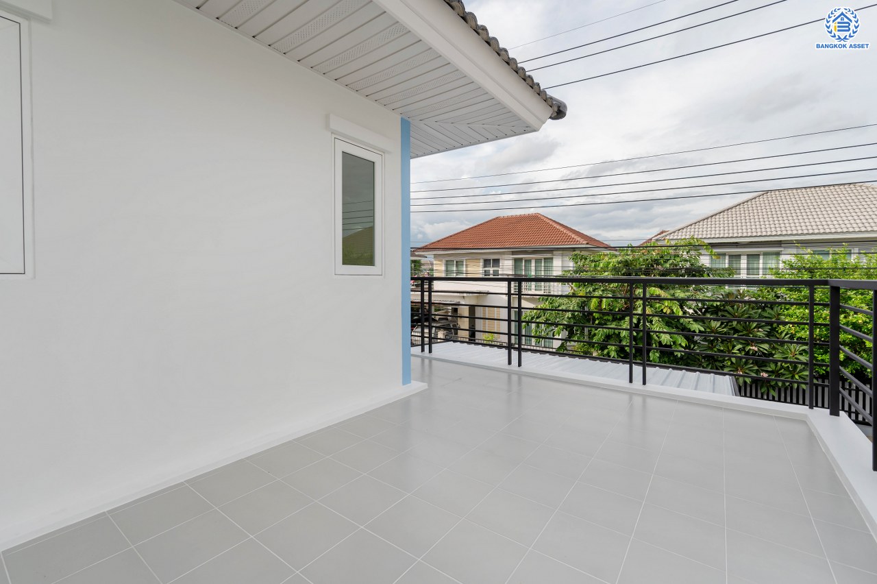 บ้านมือสองตกแต่งใหม่ โครงการ เพอร์เฟคเพลส รัตนาธิเบศร์ บ้านเดี่ยว จากแบรนด์ Property Perfect เนื้อที่ 50 ตร.ว. ฟังก์ชัน 3 ห้องนอน 2 ห้องน้ำ 1 ห้องอเนกประสงค์ จอดรถได้ 2 คัน บนที่สุดแห่งทำเลโซนเมือง เชื่อมต่อถนนรัตนาธิเบศร์ ใกล้เซ็นทรัลรัตนาธิเบศร์ จุดขึ้นทางด่วน "งามวงศ์วาน" และรถไฟฟ้า"สถานีไทรม้า"