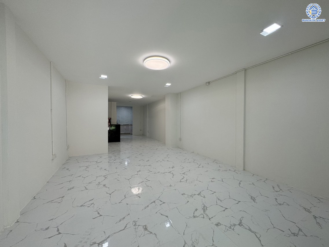 *****ทาวน์เฮ้าส์มือสอง โครงการ วังทอง ริเวอร์ปาร์ค เนื้อที่ 18 ตร.ว. พื้นที่ใช้สอย 140 ตร.ม. ฟังก์ชัน 3 ห้องนอน 2 ห้องน้ำ หน้าบ้านหันทางทิศใต้ บนทำเลดี เชื่อมต่อหลายเส้นทาง ใกล้ทางด่วน "อุตราภิมุข" และรถไฟฟ้าสายสีแดง "สถานีหลักหก"