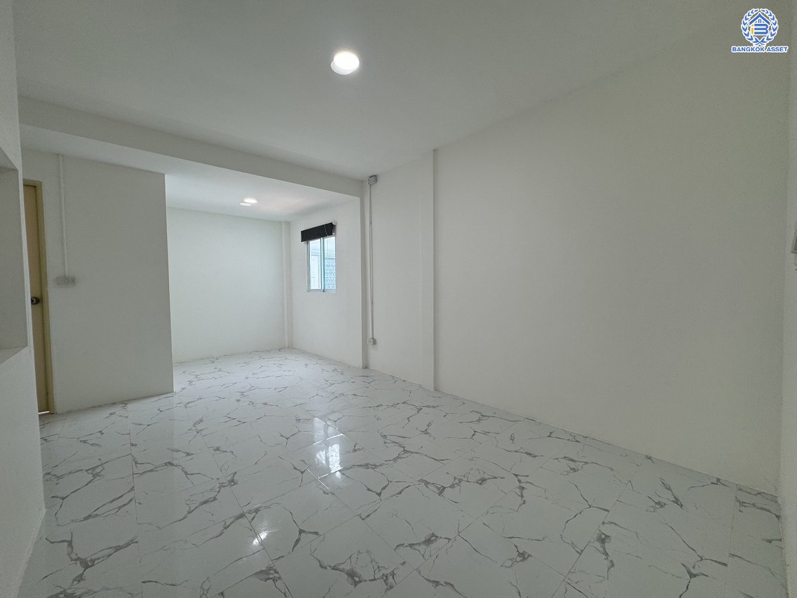 *****ทาวน์เฮ้าส์มือสอง โครงการ วังทอง ริเวอร์ปาร์ค เนื้อที่ 18 ตร.ว. พื้นที่ใช้สอย 140 ตร.ม. ฟังก์ชัน 3 ห้องนอน 2 ห้องน้ำ หน้าบ้านหันทางทิศใต้ บนทำเลดี เชื่อมต่อหลายเส้นทาง ใกล้ทางด่วน "อุตราภิมุข" และรถไฟฟ้าสายสีแดง "สถานีหลักหก"